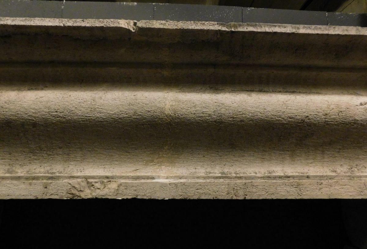 Antique Lombard Fireplace Mantle in Botticino Stone, 17th Century Italy In Good Condition For Sale In Cuneo, Italy (CN)