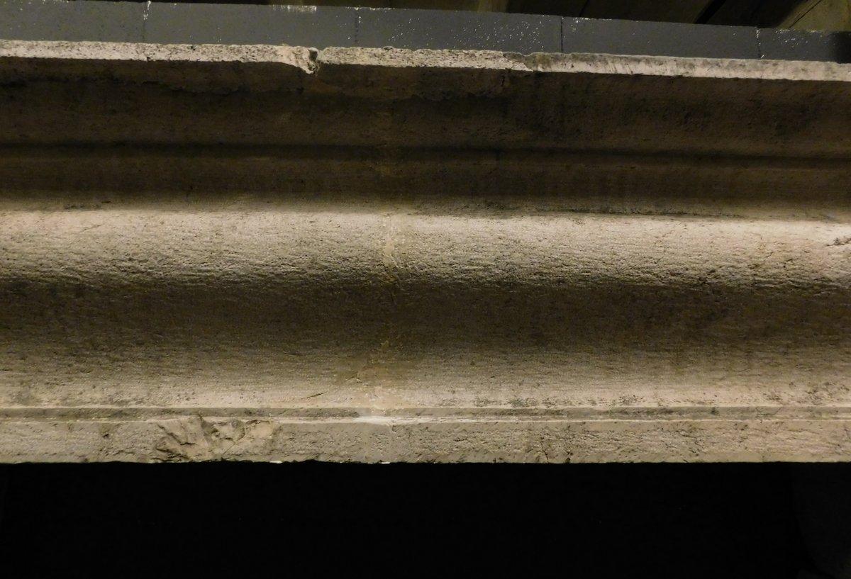 Antiguo manto lombardo para chimenea en piedra de Botticino, Siglo XVII Italia siglo XVIII y antes en venta