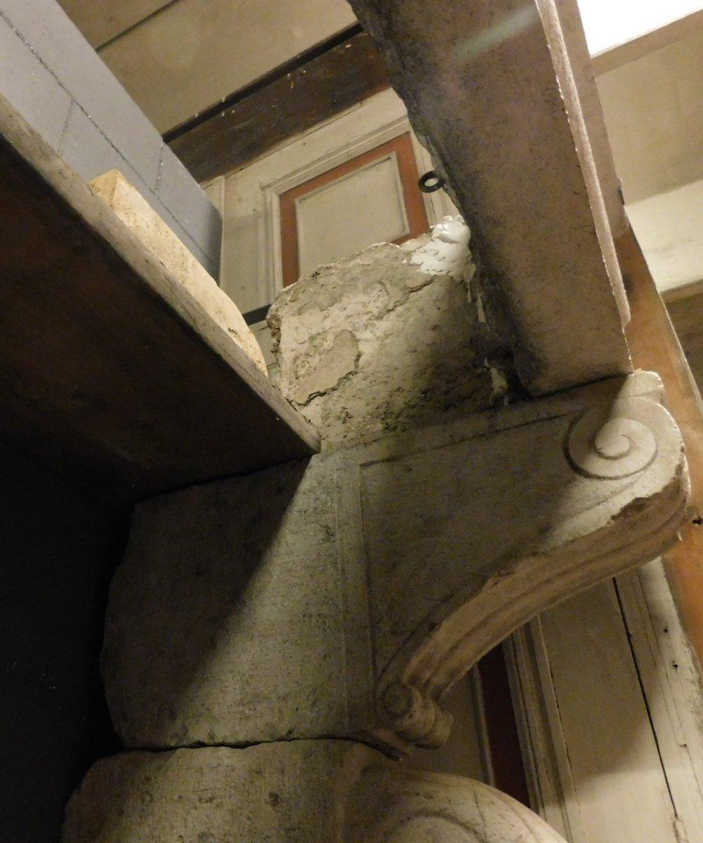 Antiguo manto lombardo para chimenea en piedra de Botticino, Siglo XVII Italia en venta 2