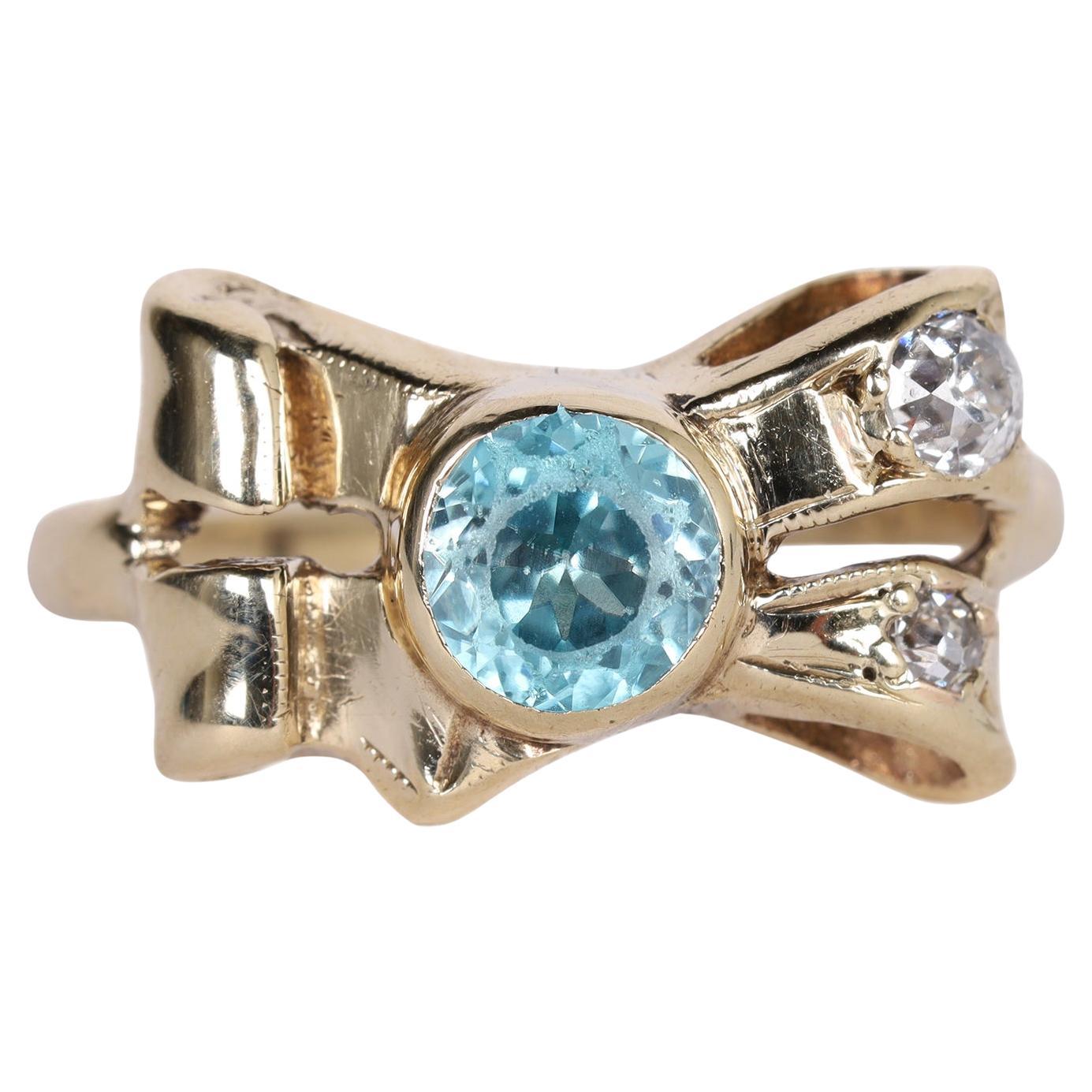 Antiguo anillo LONDON de topacio azul y nudo de diamantes en venta