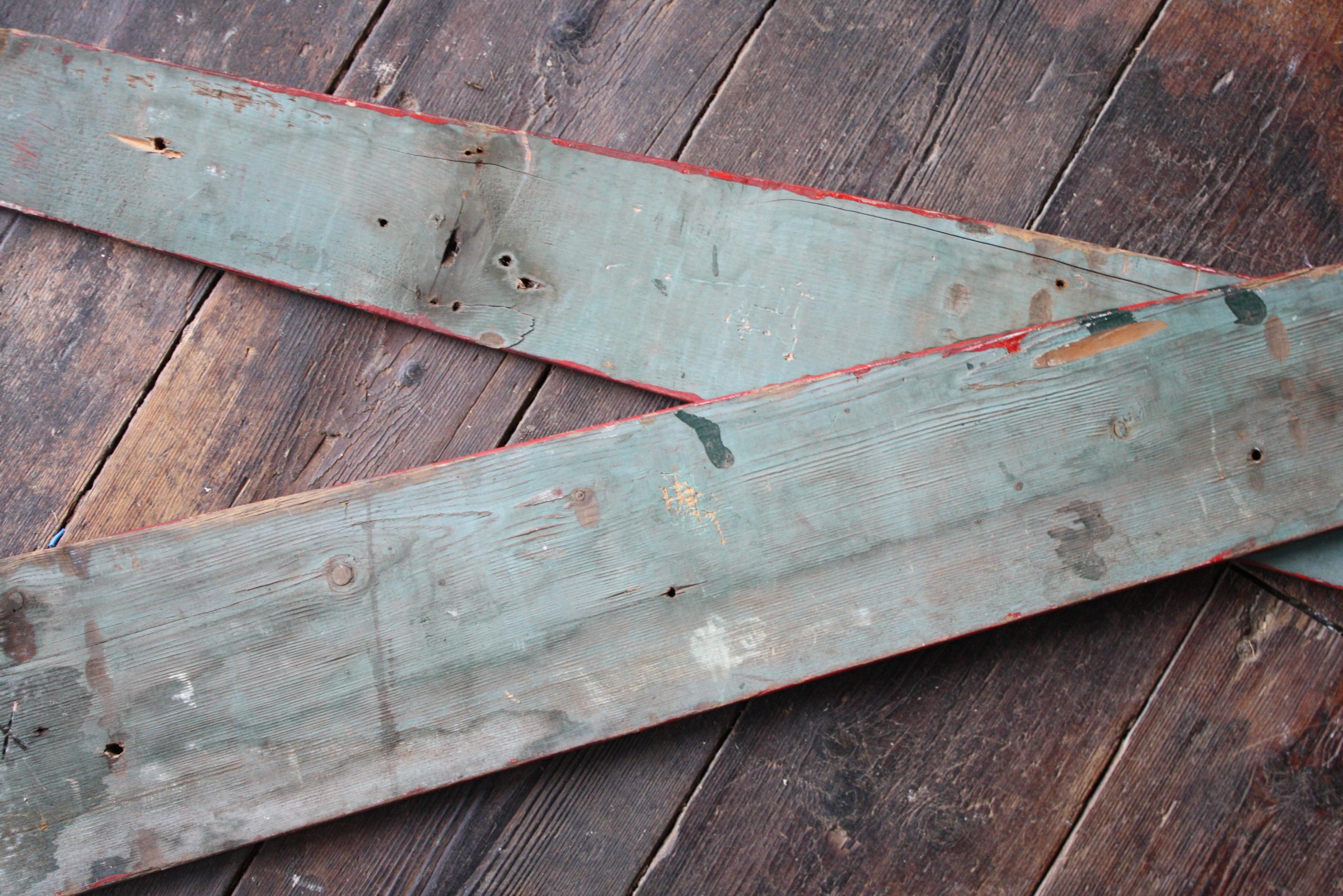 Un par de letreros decorativos para J. B. Thomas, de Borough Market o Covent Garden, Londres, con fondo rojo y letras doradas y amarillas pintadas a mano.

Pino en la construcción. Desgaste relacionado con la edad en torno a 1900

Medidas: 137