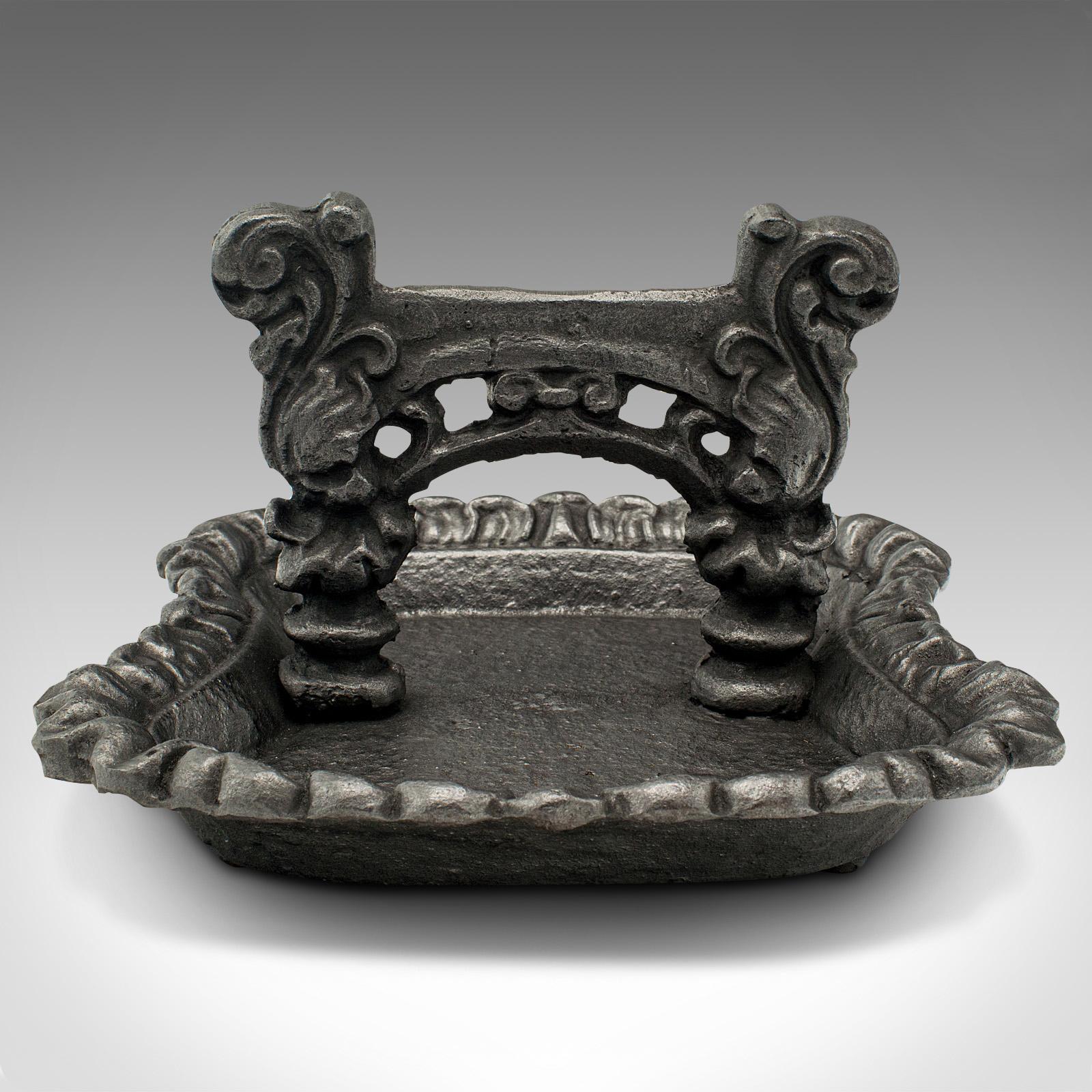 This is an antique London townhouse boot scraper. An English, cast iron doorway shoe pull, dating to the Georgian period, circa 1750.

Pleasingly ornate, early Georgian period scrape
Displays a desirable aged patina and in good order
Cast iron in
