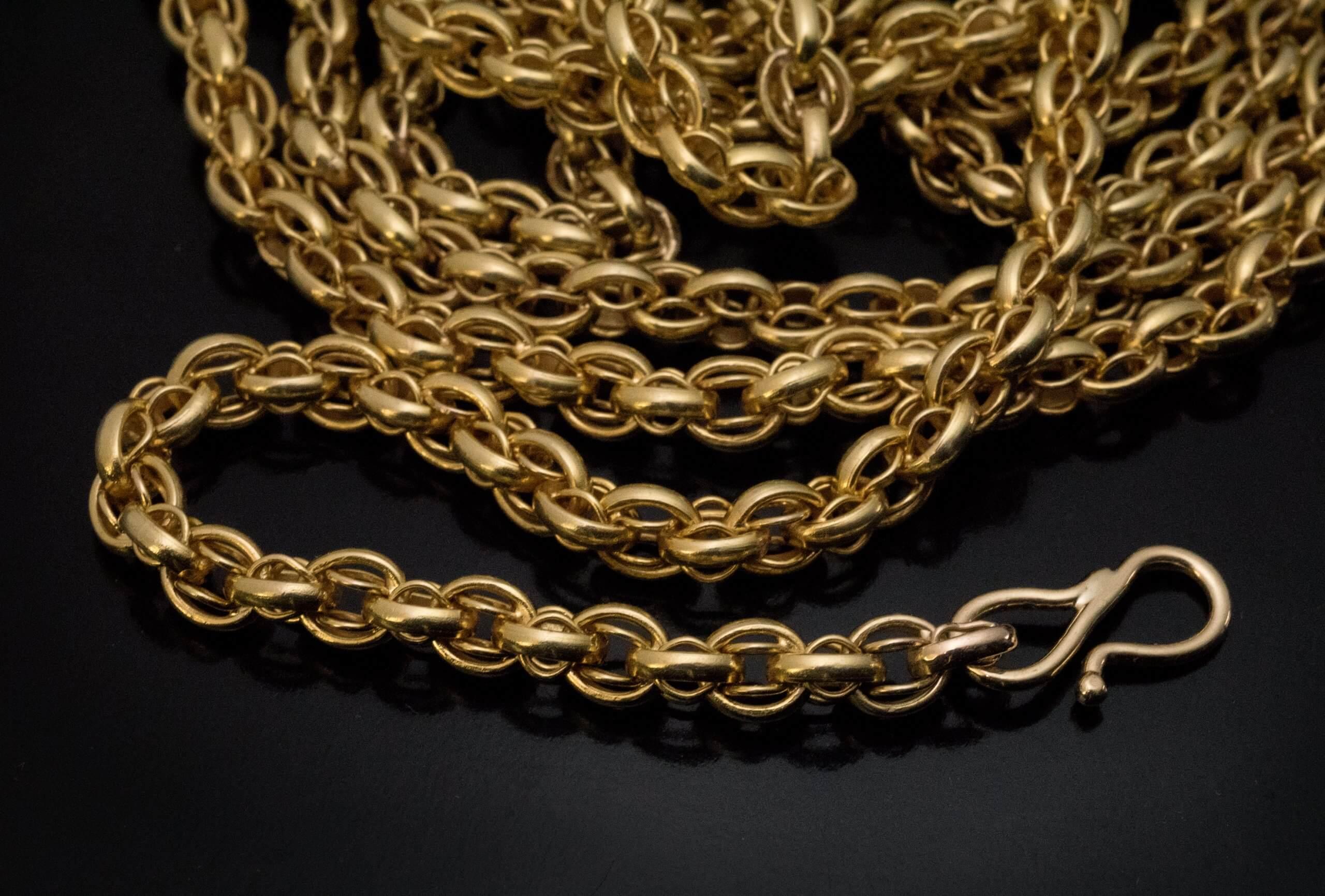 Collier ancien à longue et lourde chaîne en or en vente 1