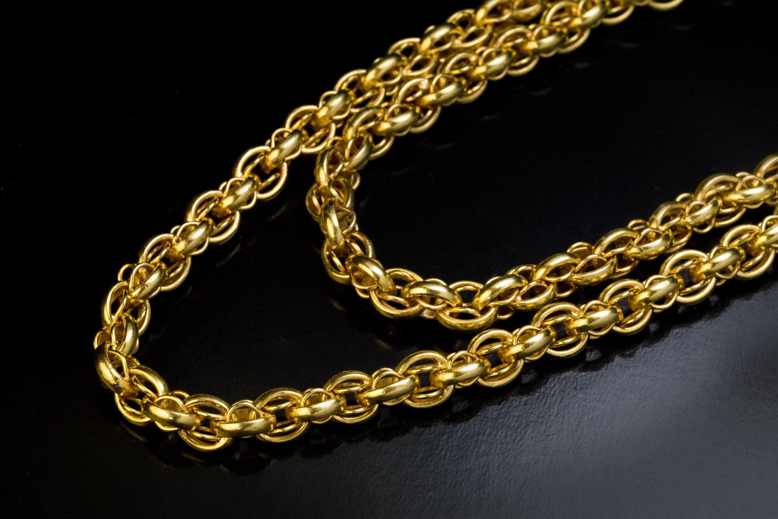 Collier ancien à longue et lourde chaîne en or en vente 2