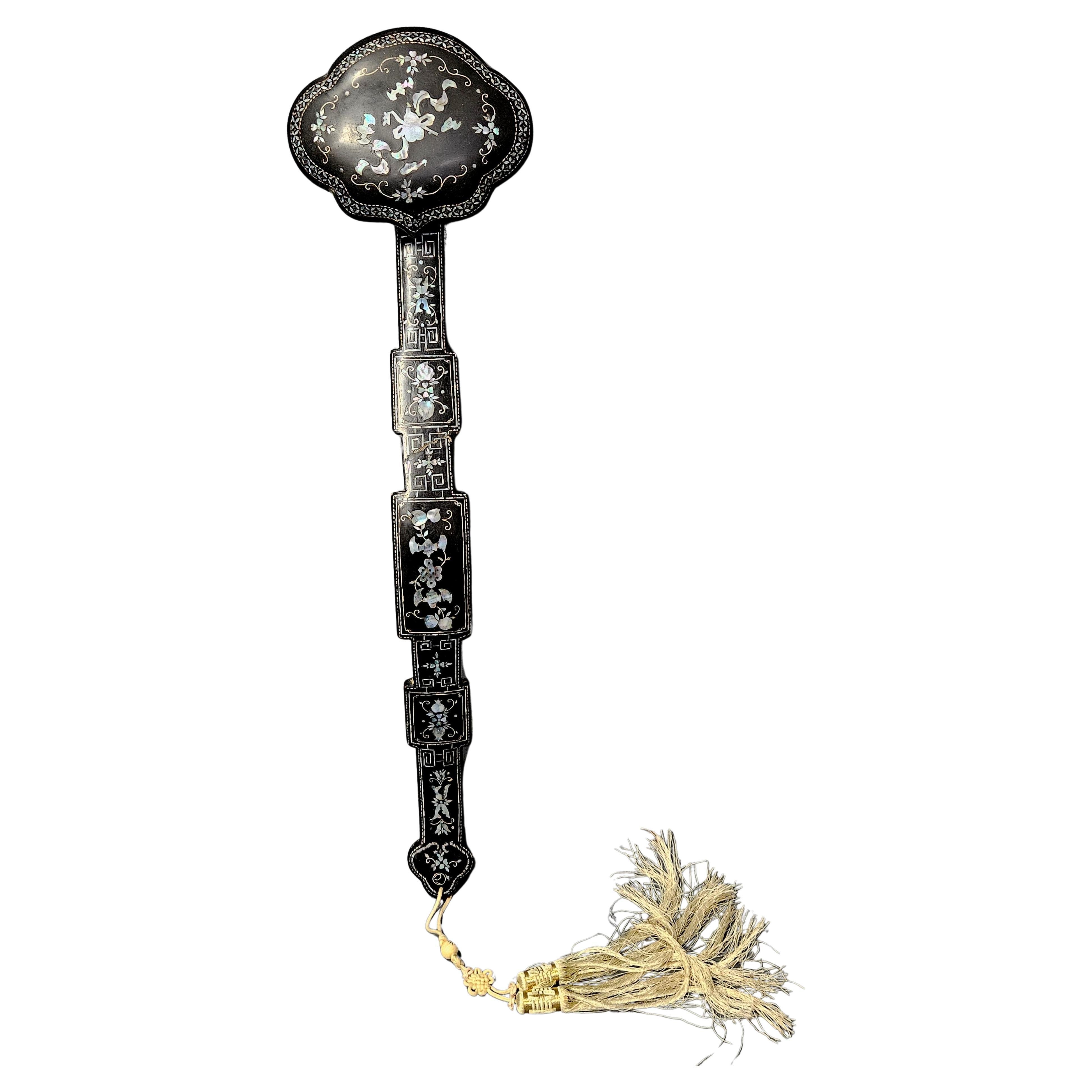 Antikes, langes, schwarz lackiertes Ruyi-Zepter mit Muschelintarsien im Angebot