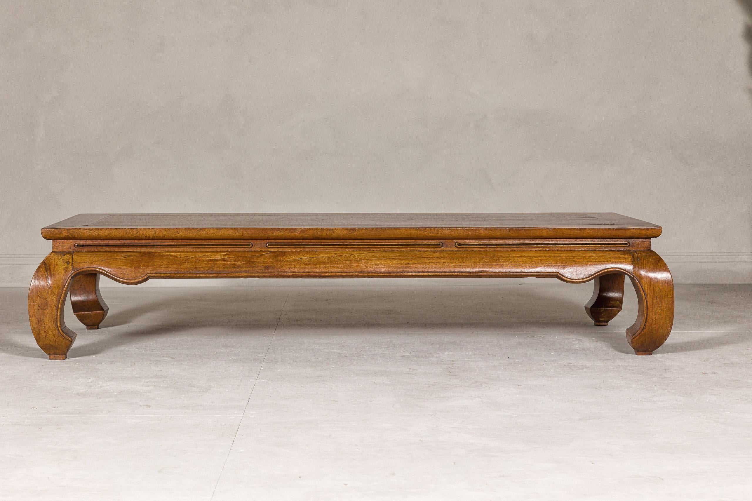 A late Qing Dynasty period long coffee table from the early 20th century with chow legs and waisted apron. This exquisite late Qing Dynasty long coffee table, dating from the early 20th century, gracefully combines traditional Chinese aesthetics