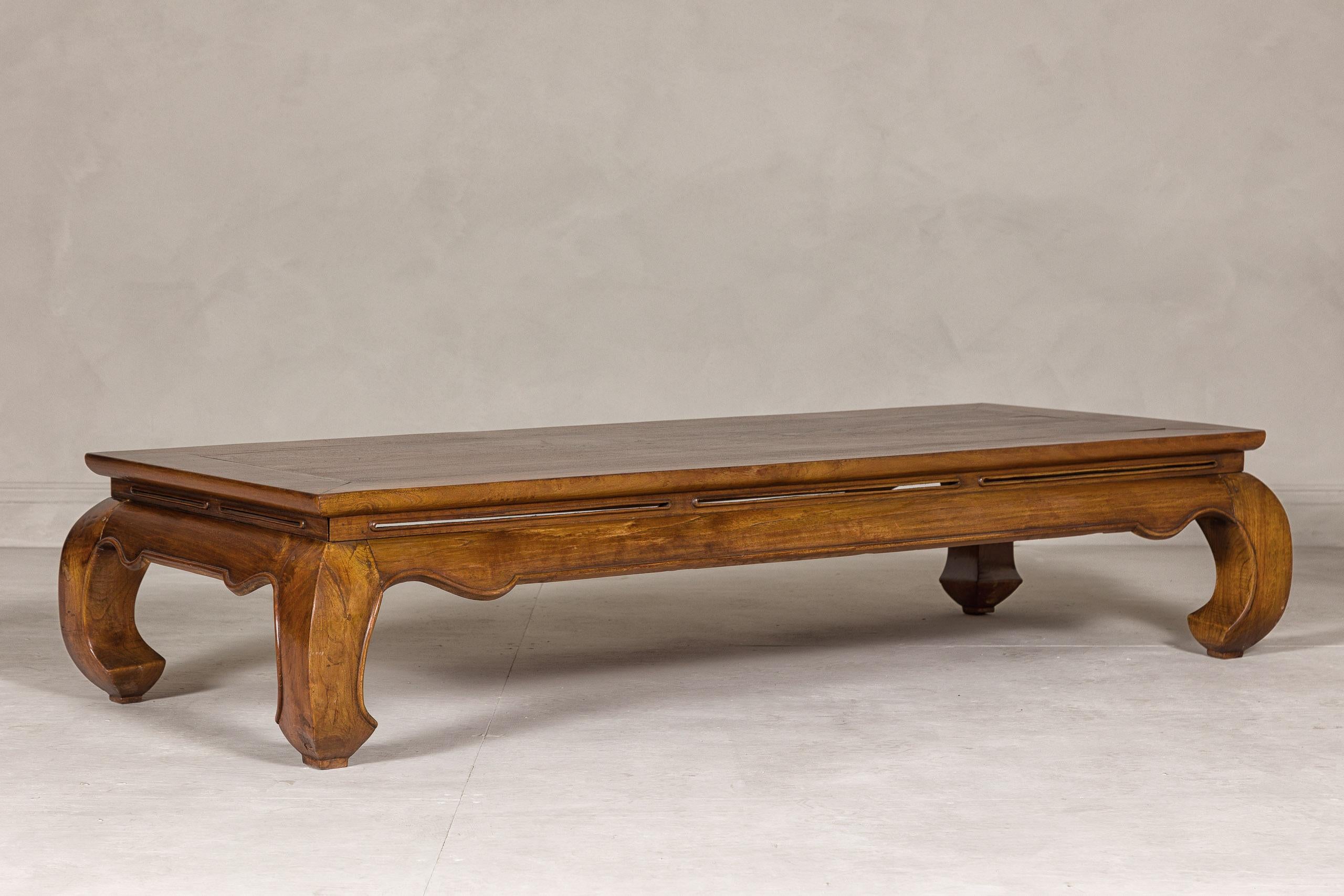 Antique Long Chow Legs Coffee Table with Waisted Pierced Apron In Good Condition For Sale In Yonkers, NY