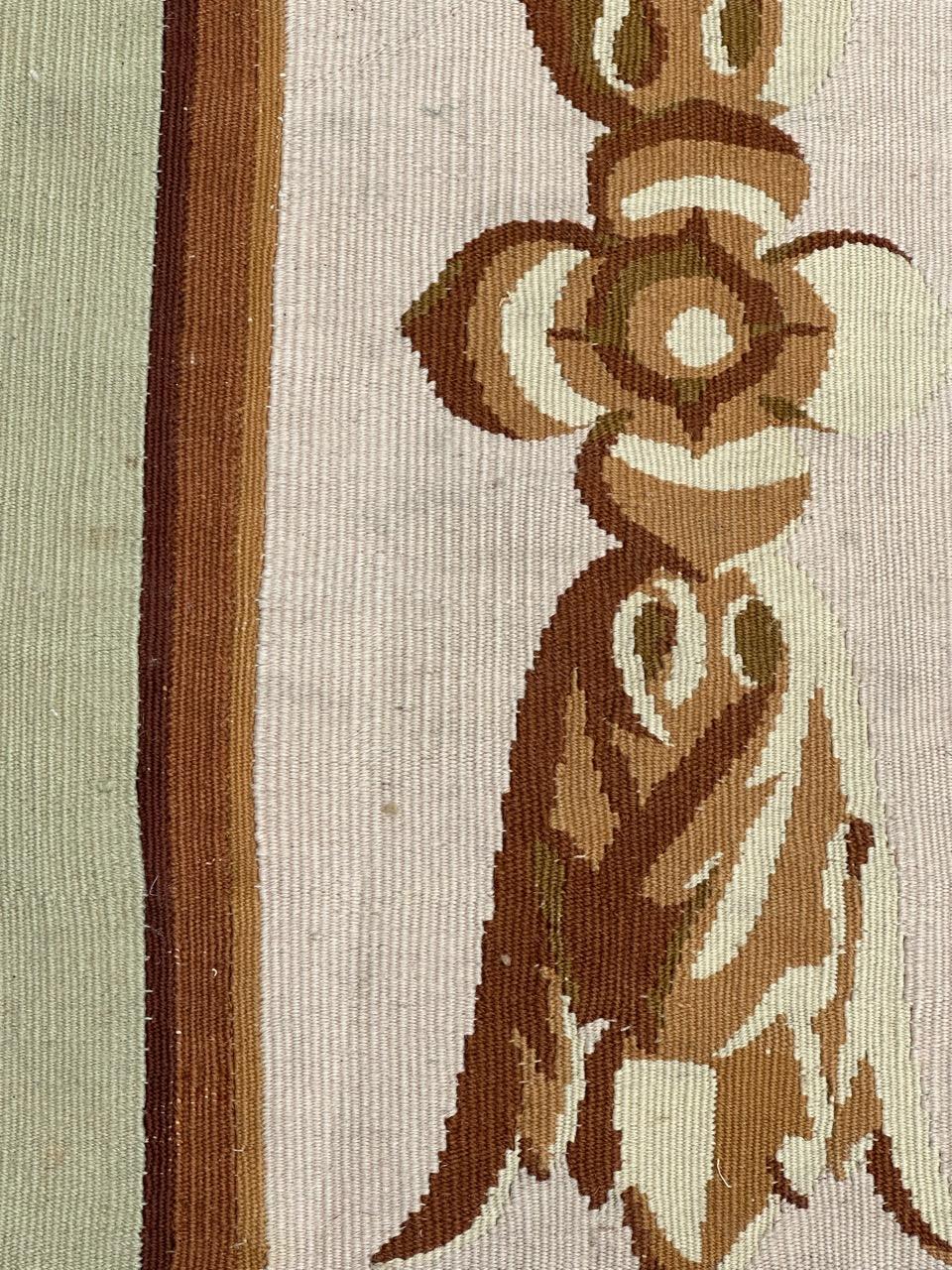 Magnifique fragment de tapisserie d'Aubusson du 19ème siècle avec un beau design et de belles couleurs claires, entièrement tissée à la main avec de la laine sur du coton.

✨✨✨
