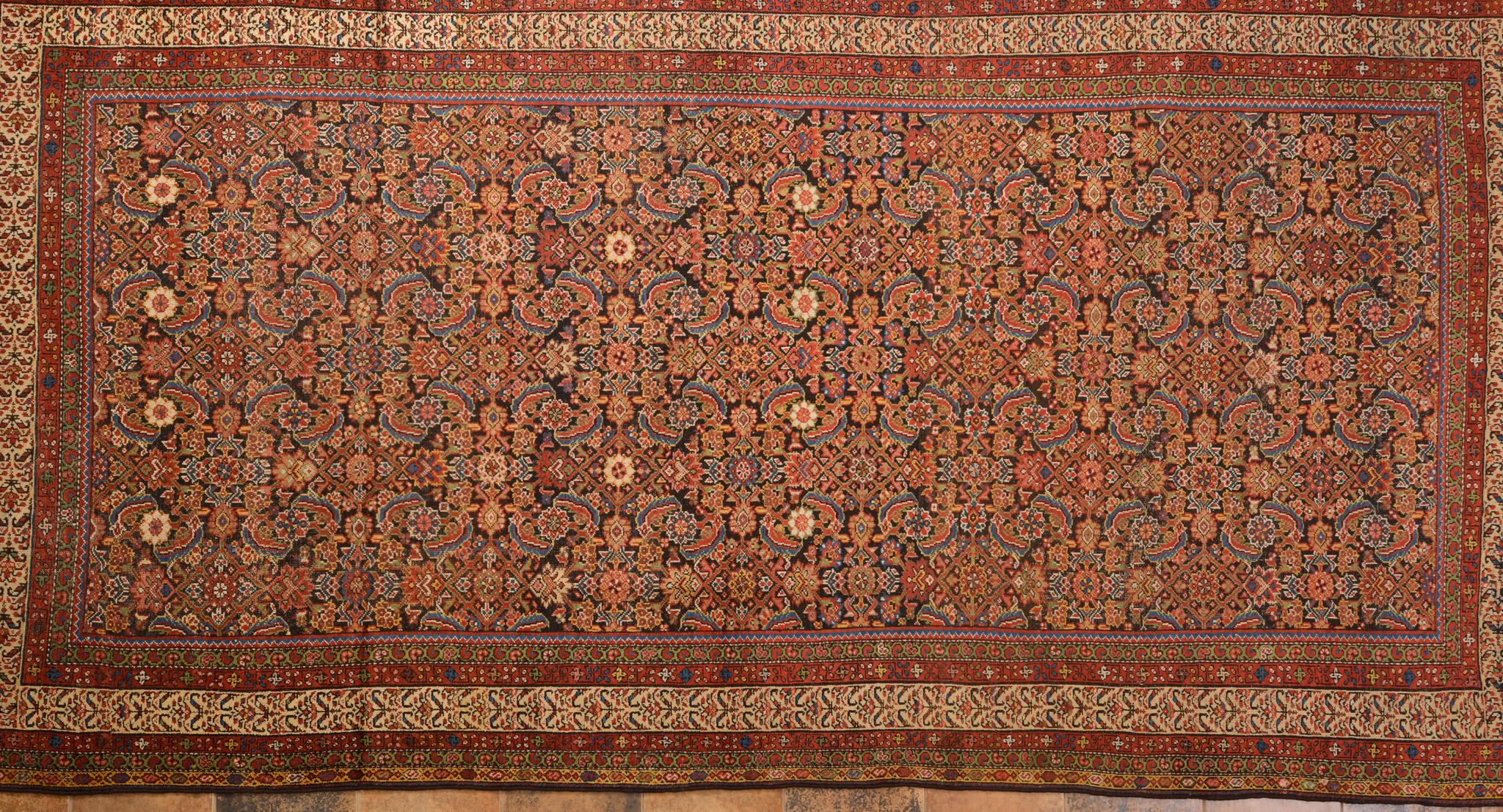 Antiker langer GAREBAGH-Teppich (Sonstiges) im Angebot