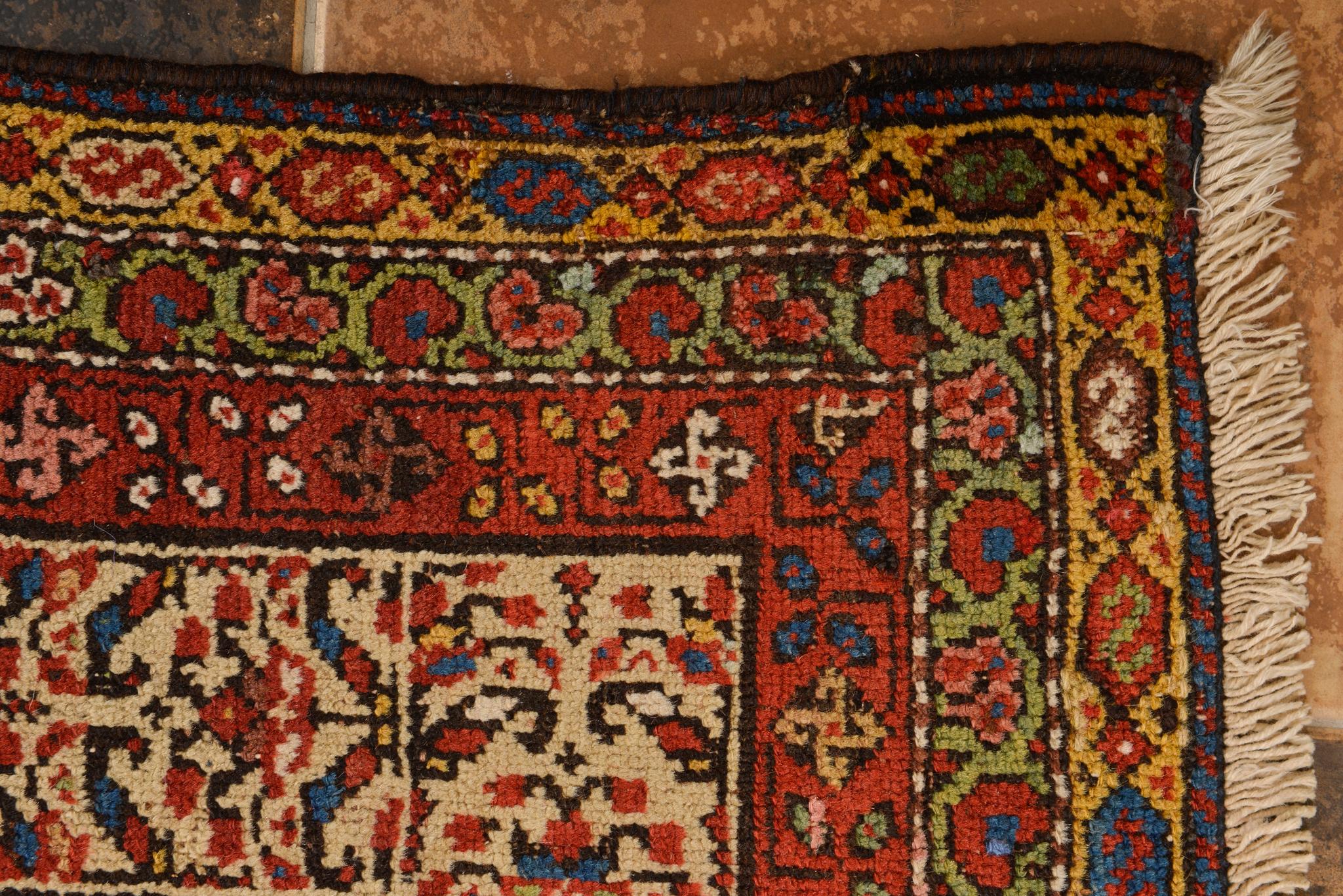 Antiker langer GAREBAGH-Teppich (Wolle) im Angebot