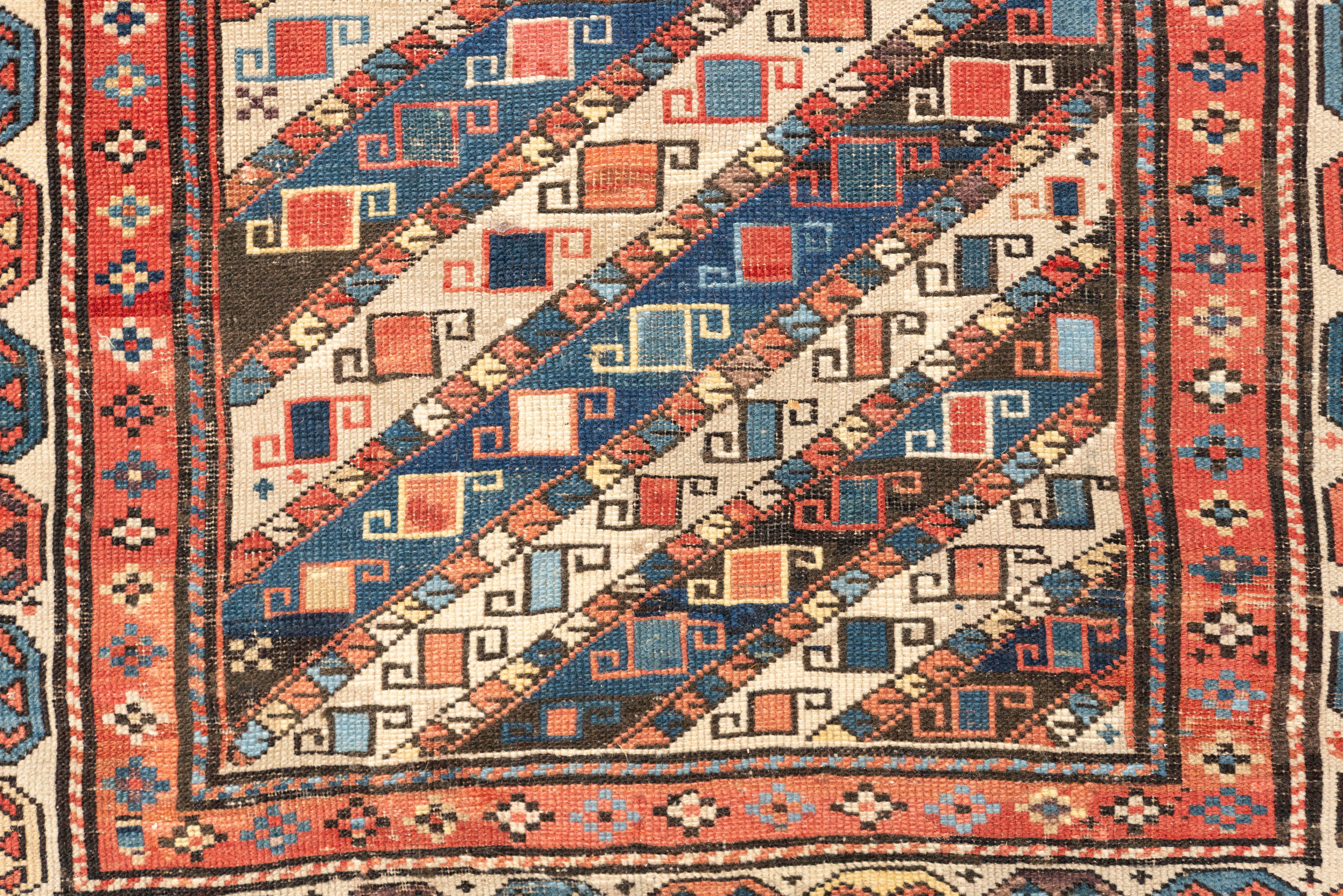 Tissé à la main Ancien tapis de prière caucasien long Gendje en vente