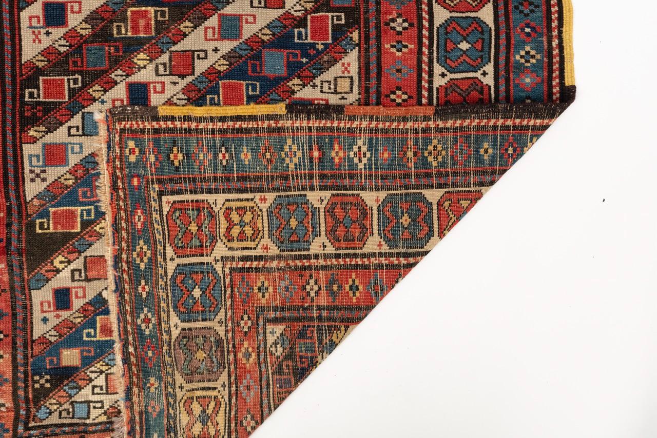 Ancien tapis de prière caucasien long Gendje en vente 1