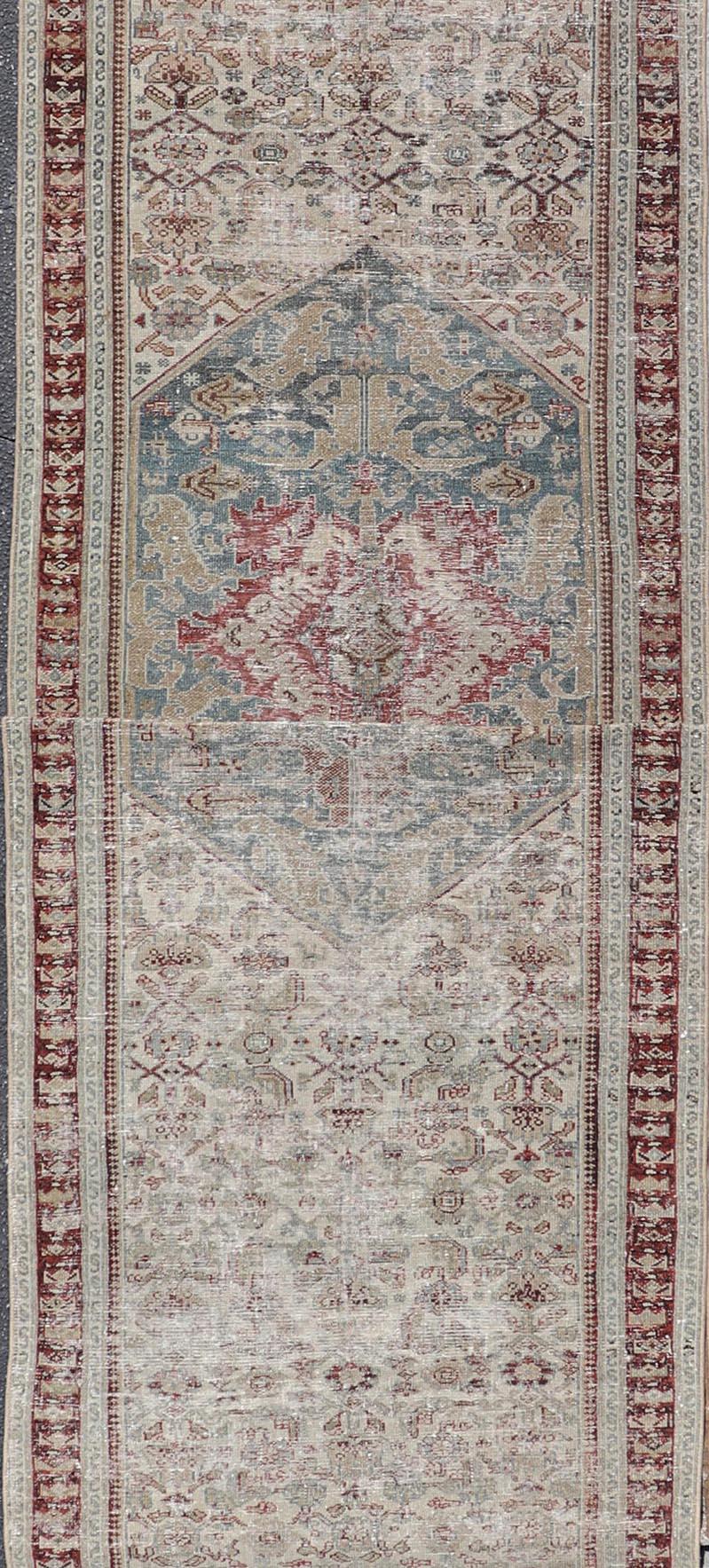 Traves de Mesa Largo Malayer Antiguo con Diseño de Medallón en Azul Suave, Rojo 3'5 x 25'5 en venta 3