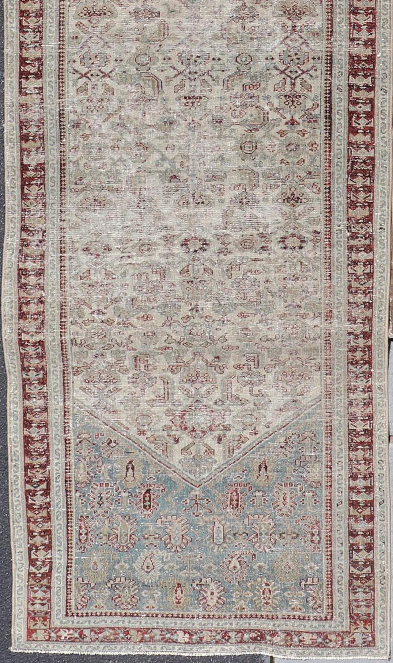 Traves de Mesa Largo Malayer Antiguo con Diseño de Medallón en Azul Suave, Rojo 3'5 x 25'5 en venta 4