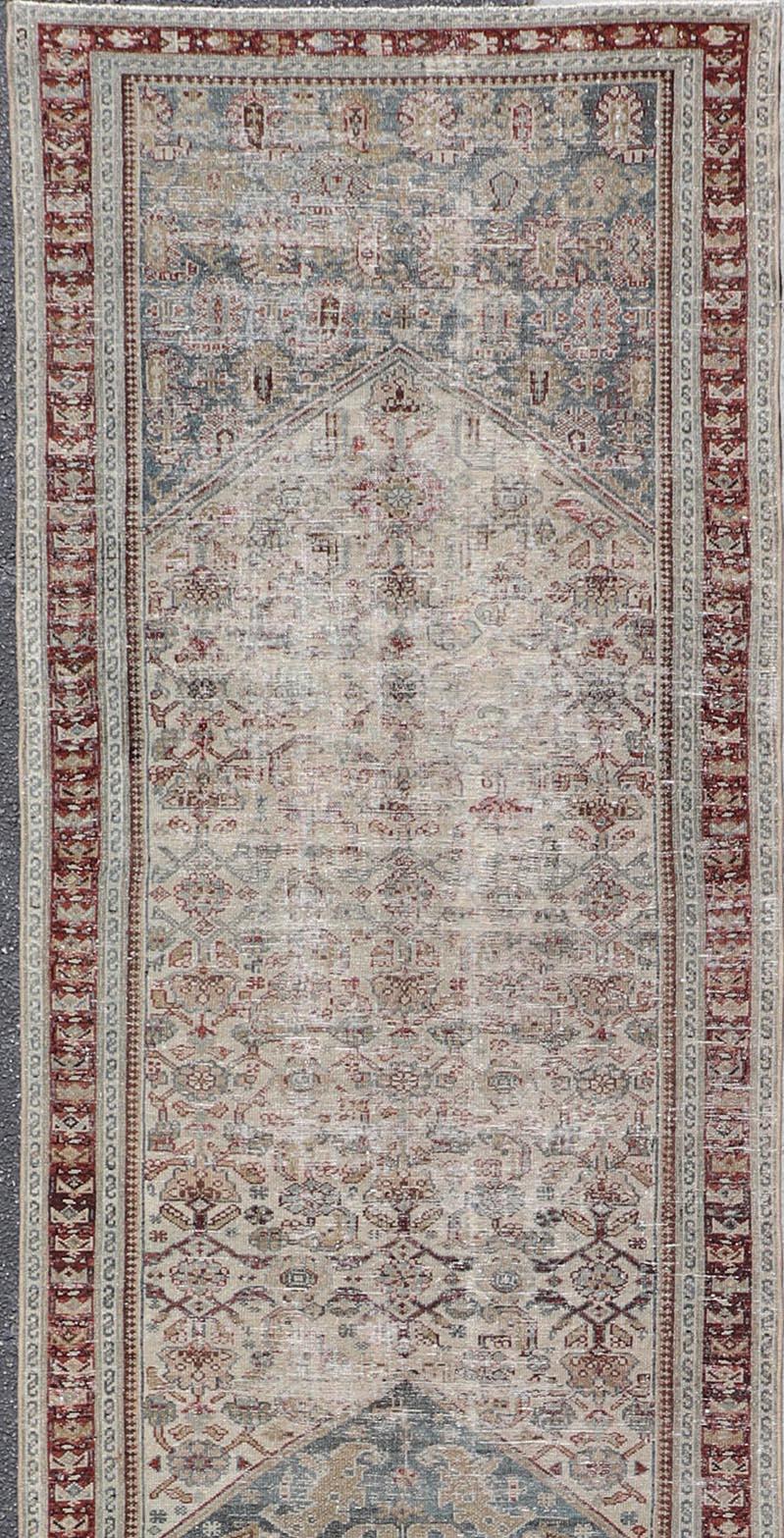 Medidas: 3'5 x 25'5 

Alfombra Larga Malayer Antigua con Diseño de Medallón en Azul Suave, Rojo 3'5 x 25'5. Keivan Woven Arts/ alfombra/X23-0402-180, país de origen / tipo: Irán / Malayer, hacia 1900.

Este antiguo corredor persa Malayer es un