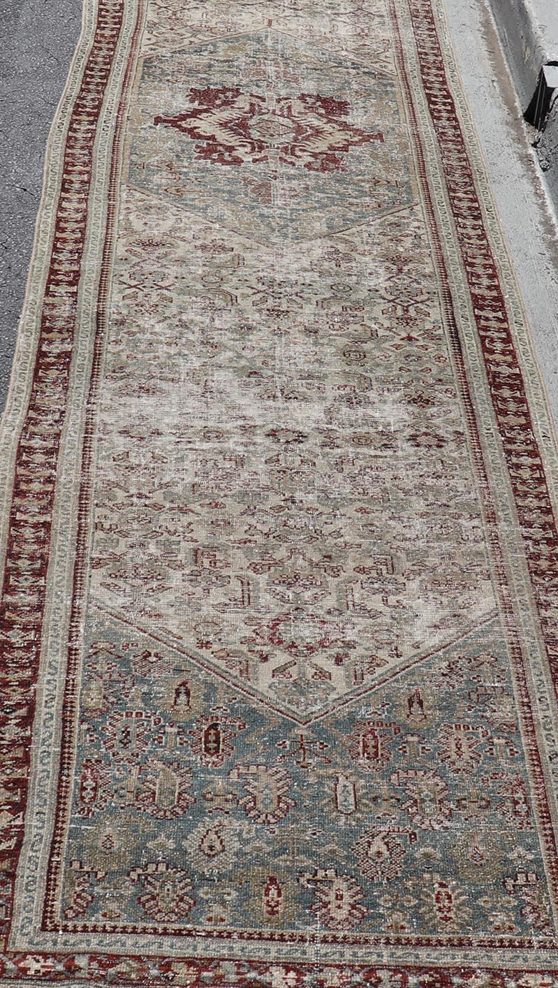 Traves de Mesa Largo Malayer Antiguo con Diseño de Medallón en Azul Suave, Rojo 3'5 x 25'5 Persa en venta