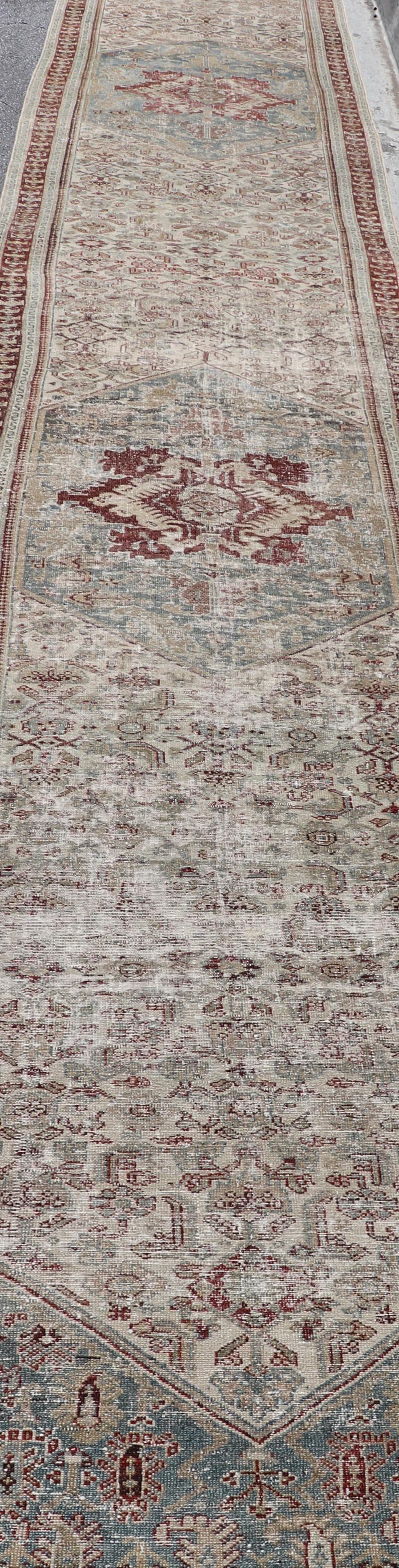 Traves de Mesa Largo Malayer Antiguo con Diseño de Medallón en Azul Suave, Rojo 3'5 x 25'5 Anudado a mano en venta