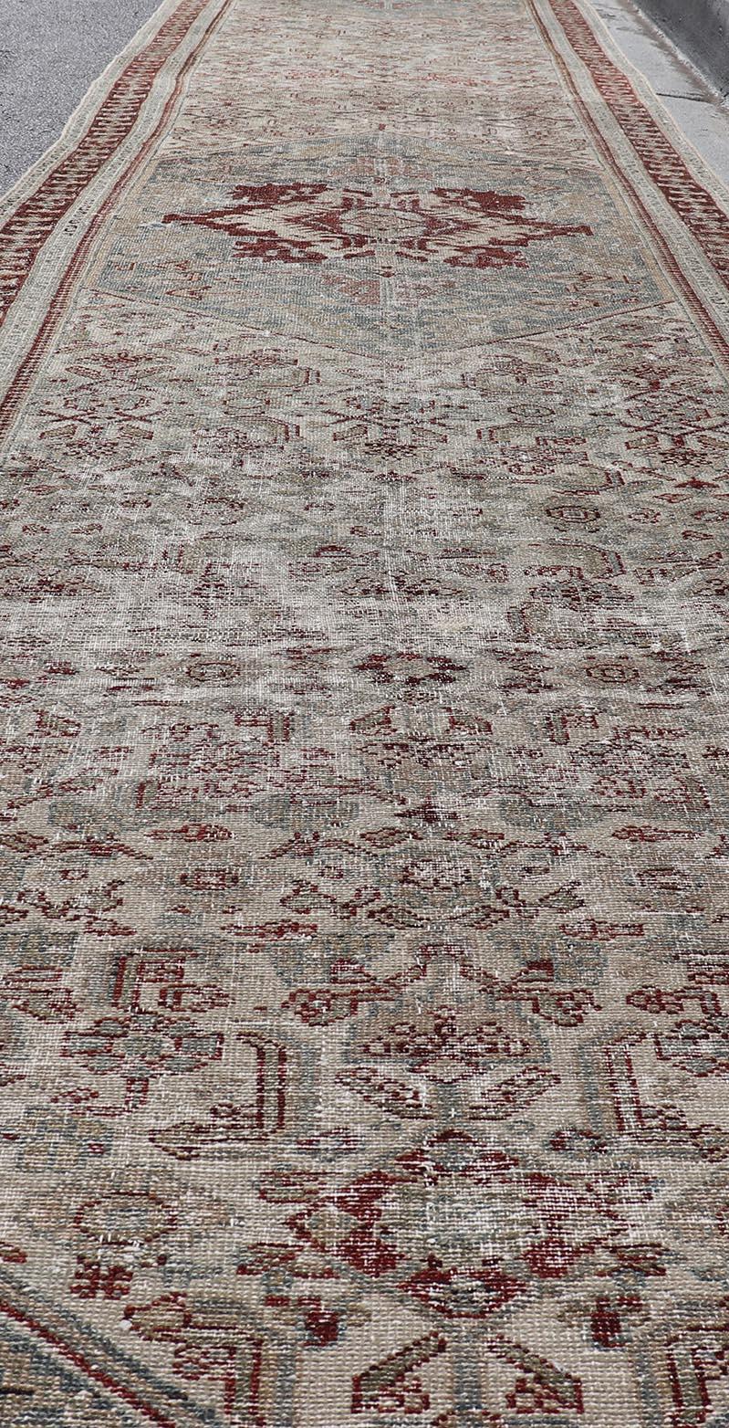 Traves de Mesa Largo Malayer Antiguo con Diseño de Medallón en Azul Suave, Rojo 3'5 x 25'5 en Bueno estado para la venta en Atlanta, GA