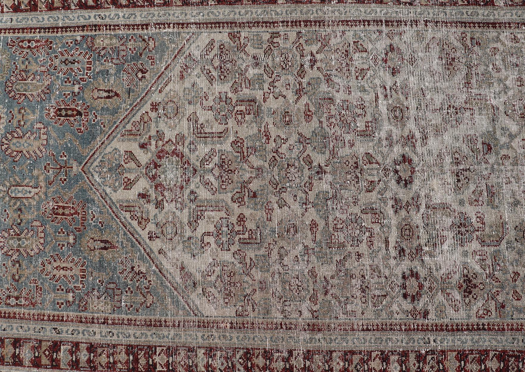 Traves de Mesa Largo Malayer Antiguo con Diseño de Medallón en Azul Suave, Rojo 3'5 x 25'5 siglo XX en venta