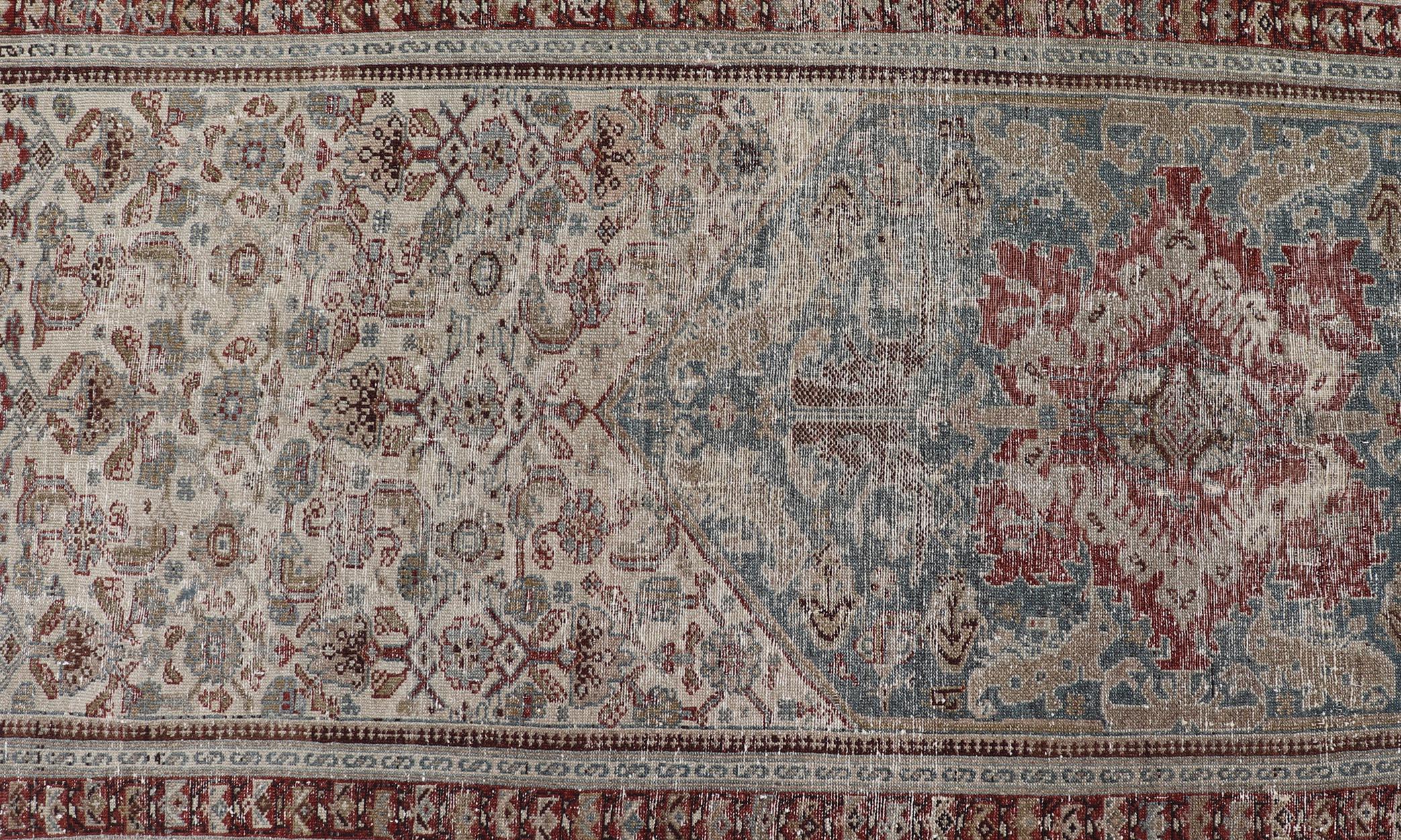 Traves de Mesa Largo Malayer Antiguo con Diseño de Medallón en Azul Suave, Rojo 3'5 x 25'5 en venta 1
