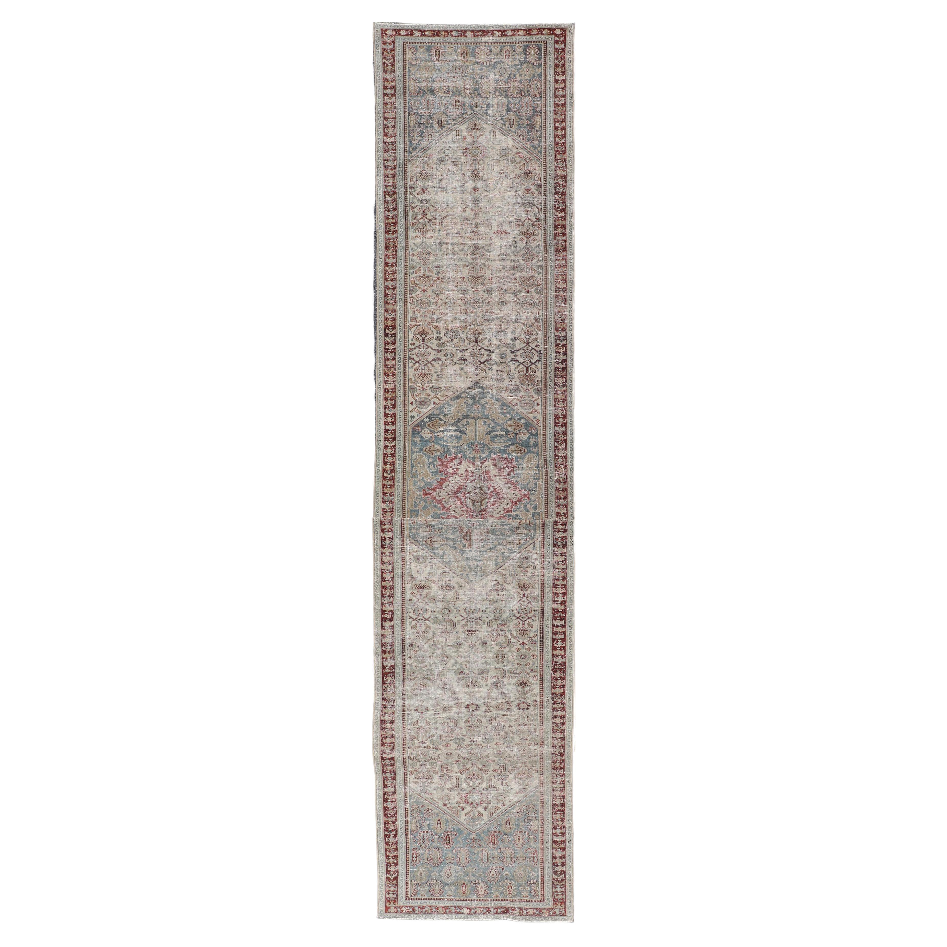 Traves de Mesa Largo Malayer Antiguo con Diseño de Medallón en Azul Suave, Rojo 3'5 x 25'5 en venta