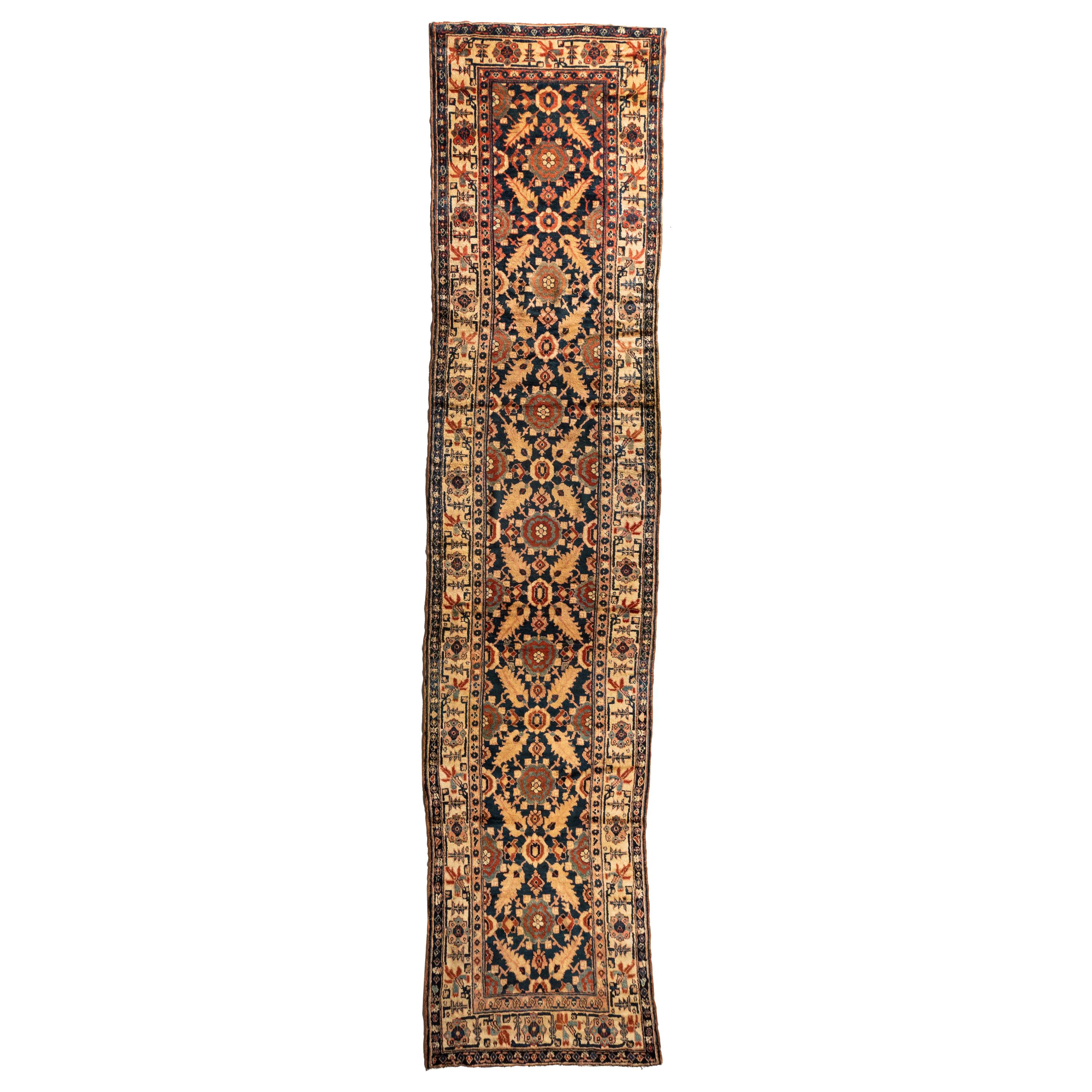 Antiker langer Marineblauer Goldbrauner Nordwest-Persischer Läufer Teppich c. 1880-1900 im Angebot