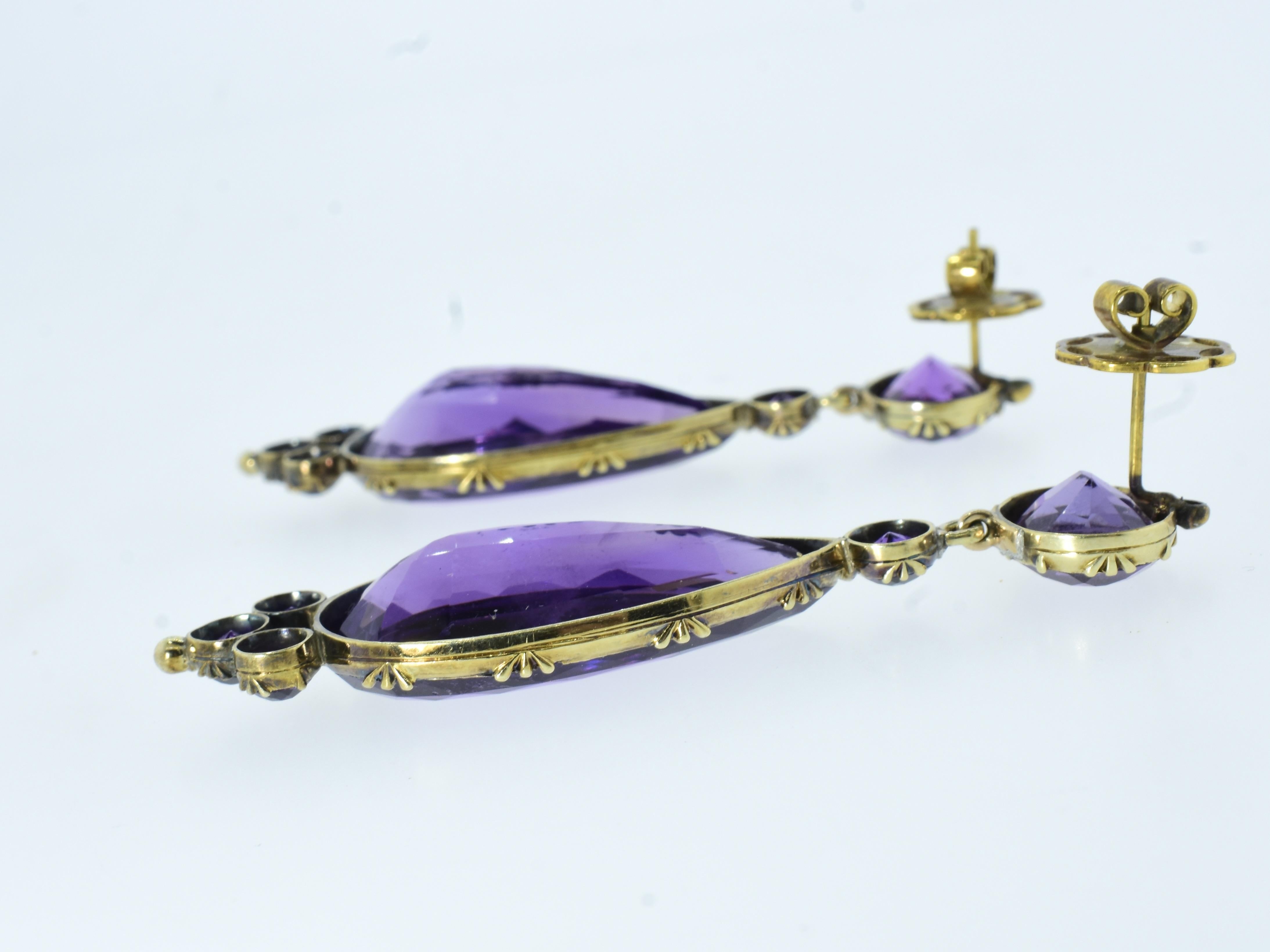 Antique Long Pendant Earrings with Fine Amethysts in Yellow Gold c. 1880. In Excellent Condition For Sale In Aspen, CO