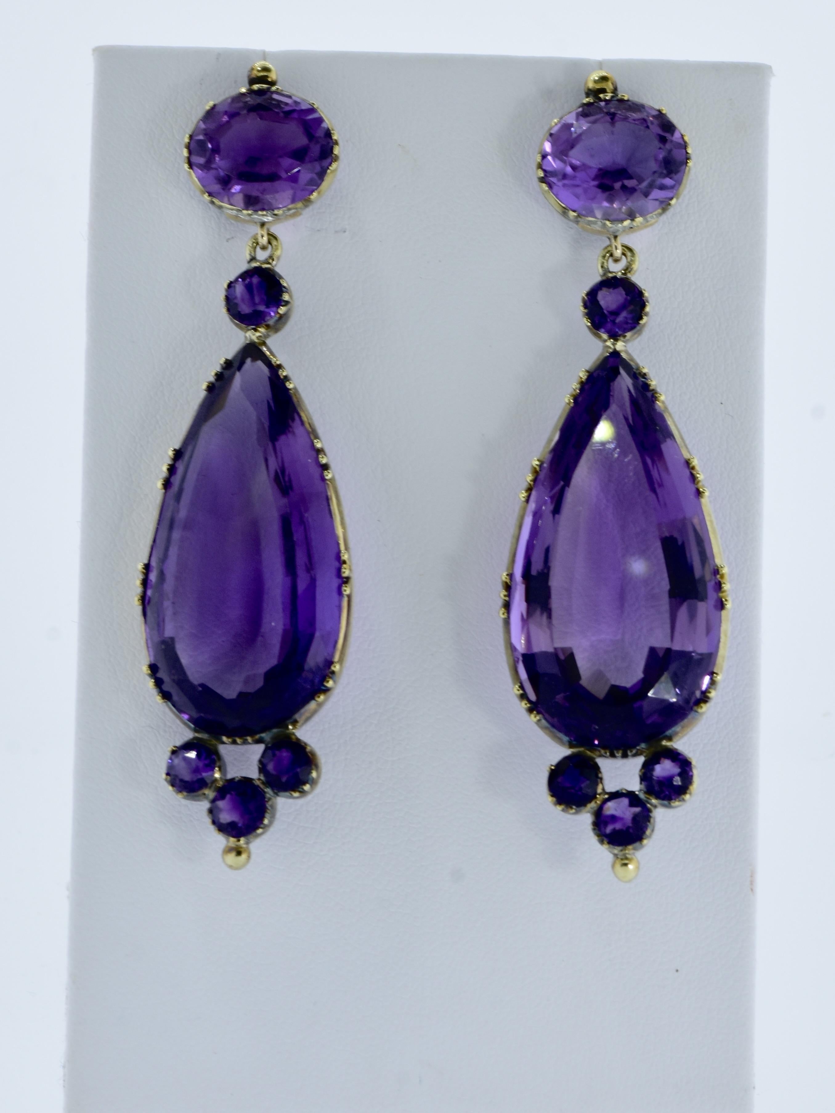 Antique Long Pendant Earrings with Fine Amethysts in Yellow Gold c. 1880. For Sale 2