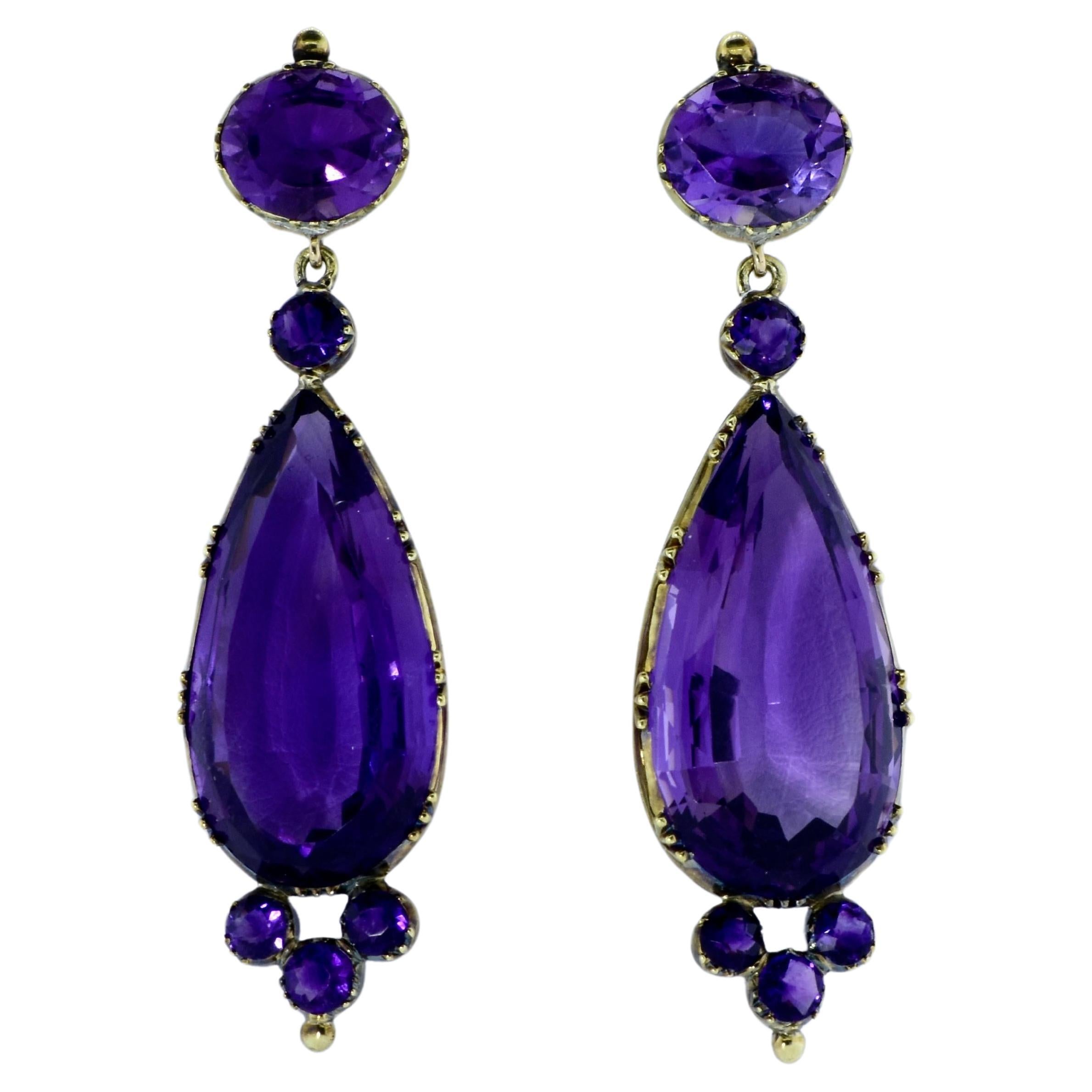 Antique Long Pendant Earrings with Fine Amethysts in Yellow Gold c. 1880. For Sale