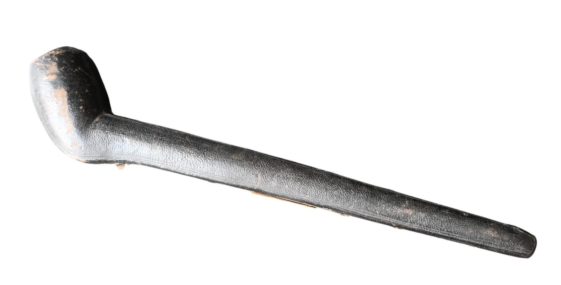 Avery long pipe (38 cm) carved in wood in its case, 19th century
The pipe is entirely decorated with oak leaves and acorns
Nice aged patina
Horn stem