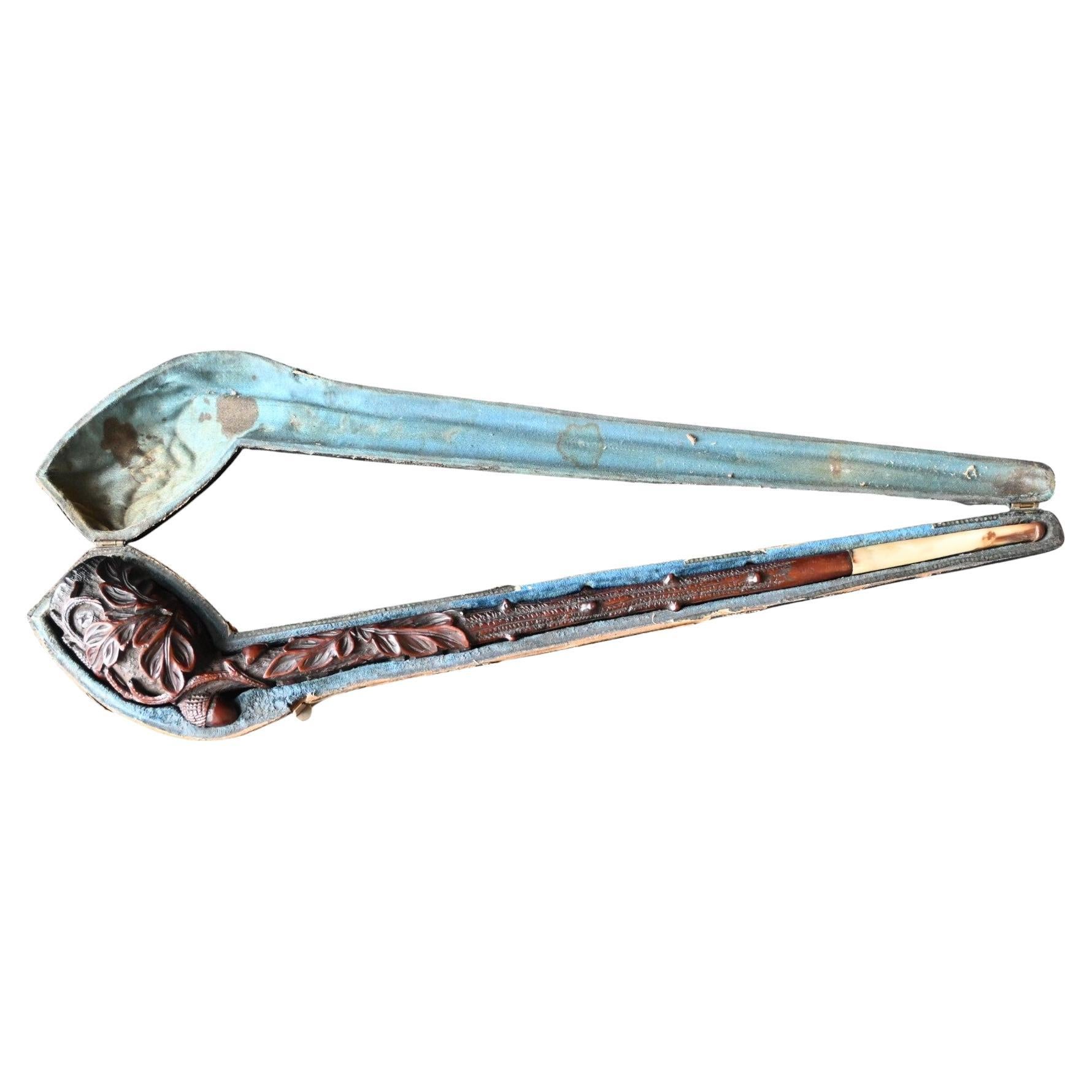 Antique long Pipe (38 Cm) Carved In Wood In Its Case, 19th Century For Sale