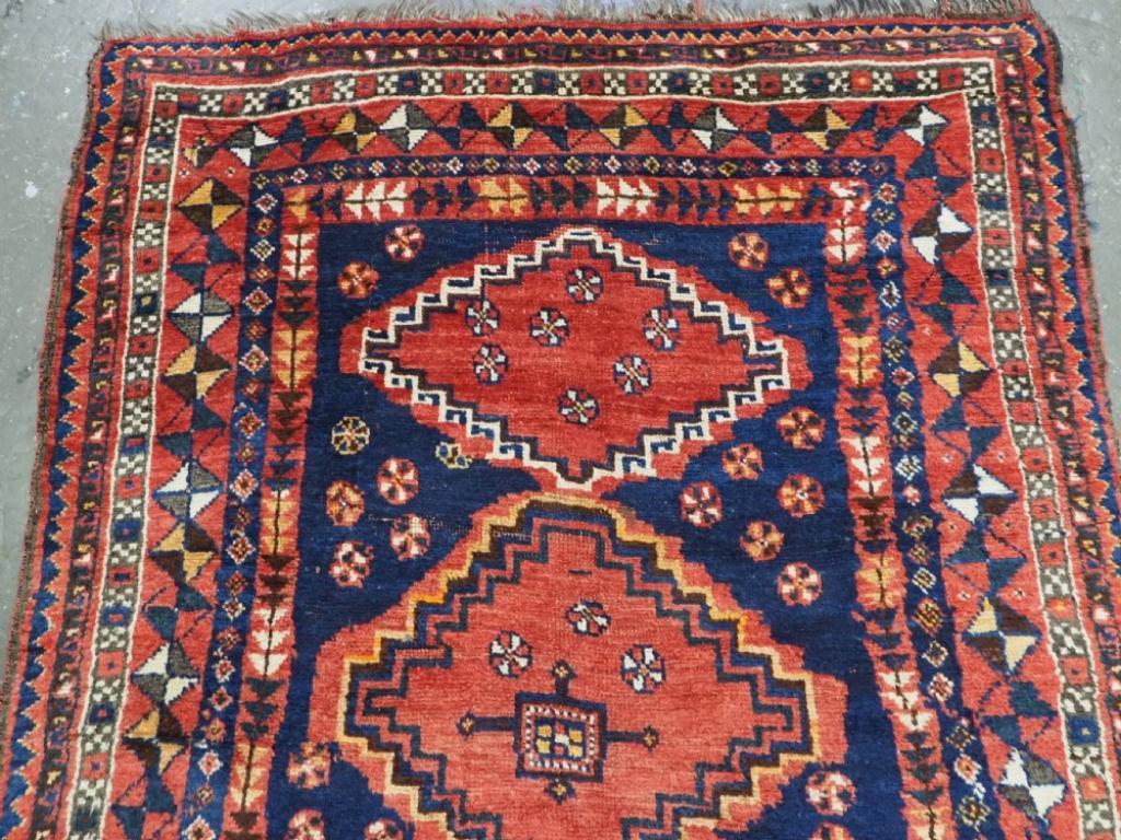 Antiker langer Teppich des Luri-Stammes, prächtige rustikale Qualität, um 1900 (Stammeskunst) im Angebot