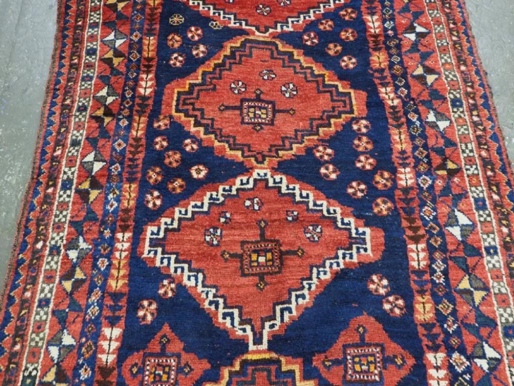 Antiker langer Teppich des Luri-Stammes, prächtige rustikale Qualität, um 1900 (Unbekannt) im Angebot