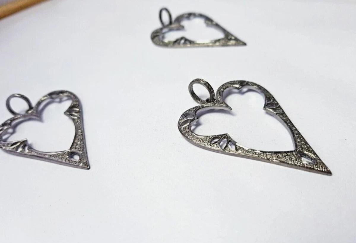 Pendentif en forme de coeur en argent 925, fait à la main avec des diamants. en vente 5