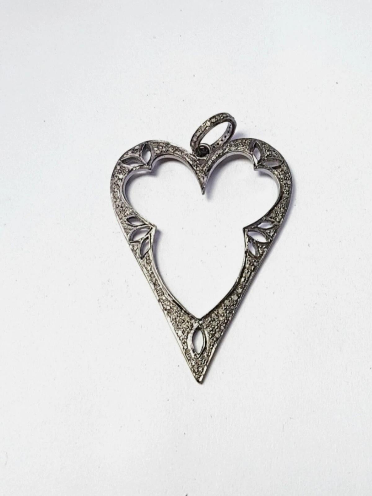 Pendentif en forme de coeur en argent 925, fait à la main avec des diamants.

Poids total en carats
0.24 et moins
Poids brut
5,9 grammes environ
Poids du diamant
0,76 cts Approx.
Taille du pendentif
52x35 mm Approx.
Type
Pendentif
Couleur de la