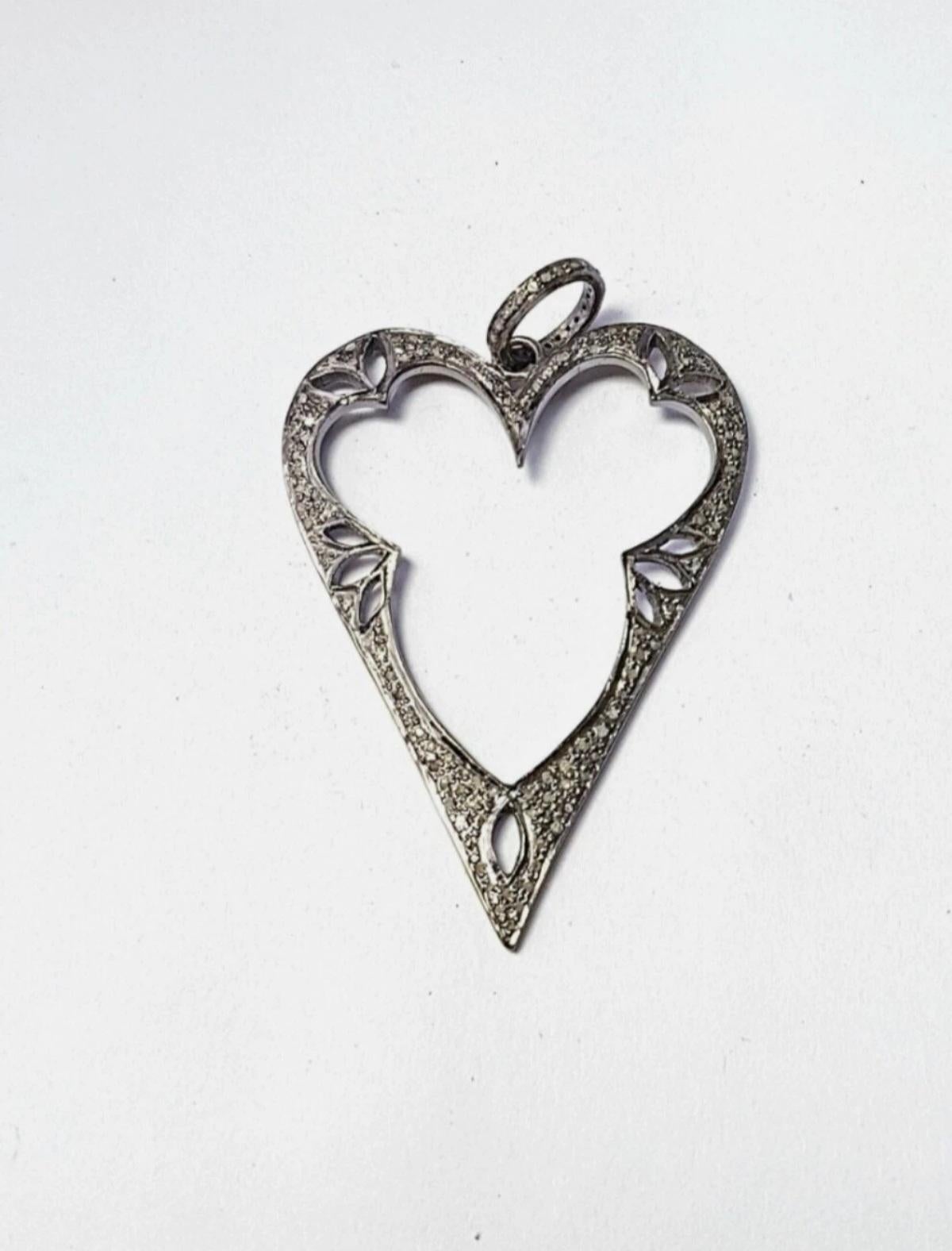 Art déco Pendentif en forme de coeur en argent 925, fait à la main avec des diamants. en vente