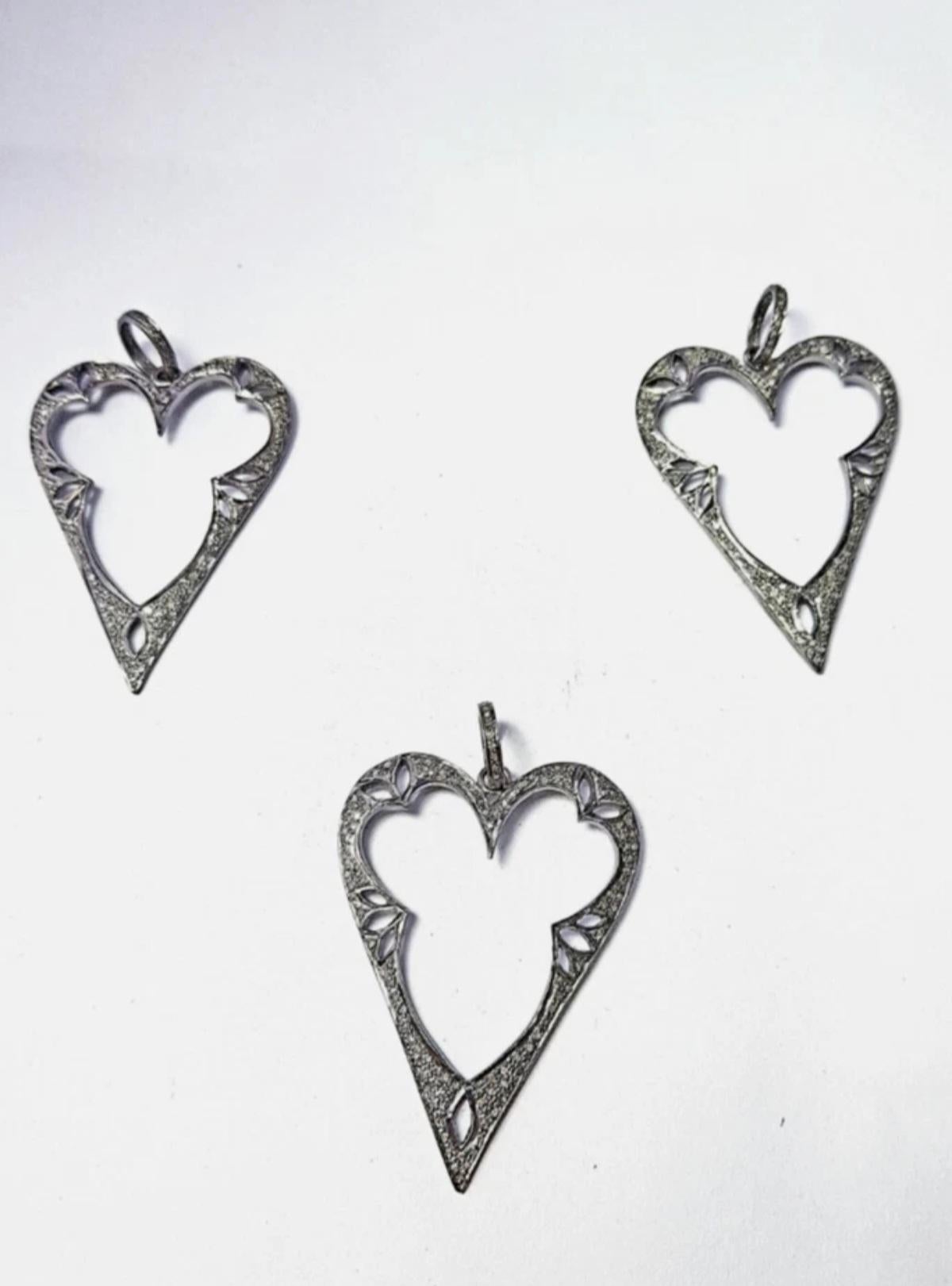 Taille ronde Pendentif en forme de coeur en argent 925, fait à la main avec des diamants. en vente