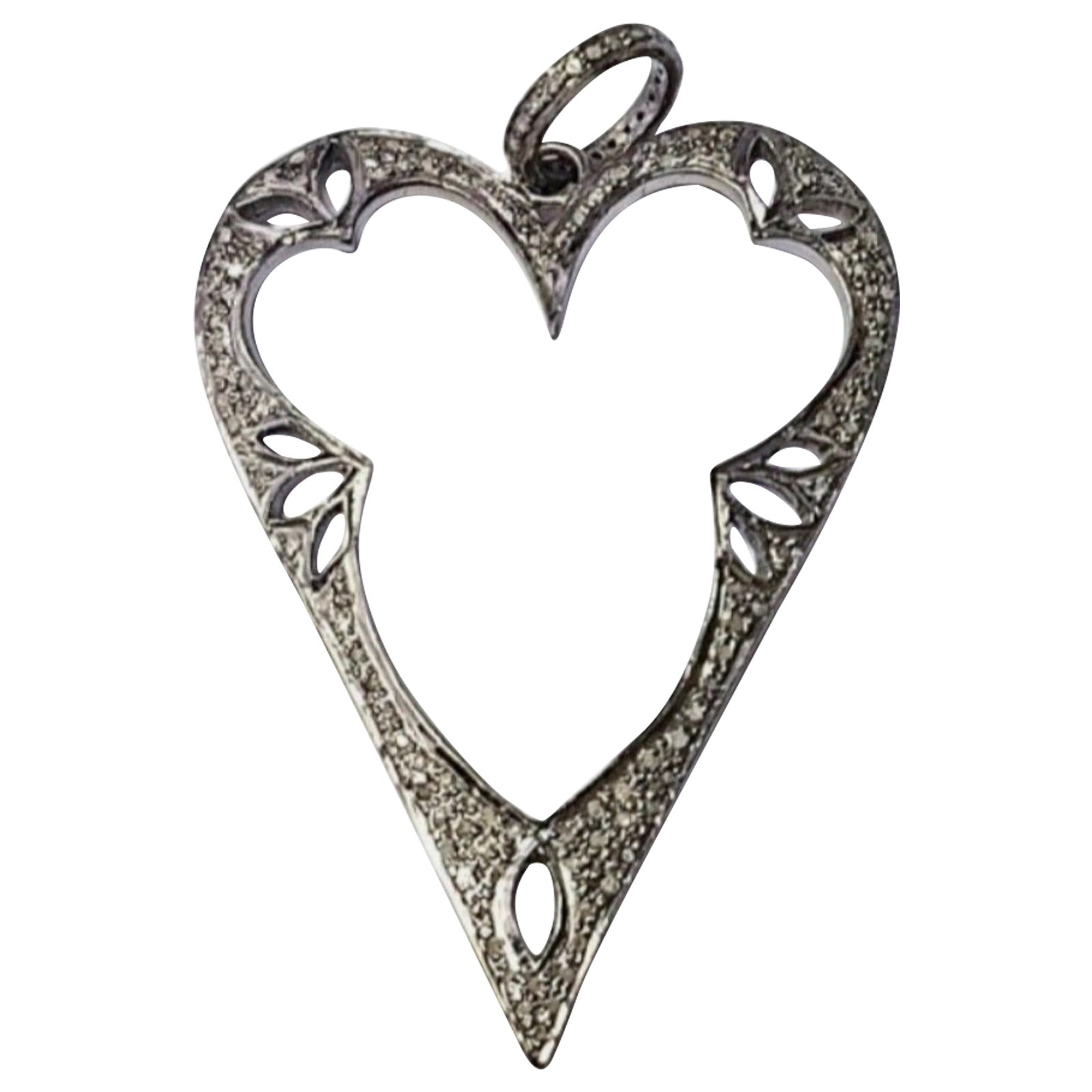 Pendentif en forme de coeur en argent 925, fait à la main avec des diamants. en vente