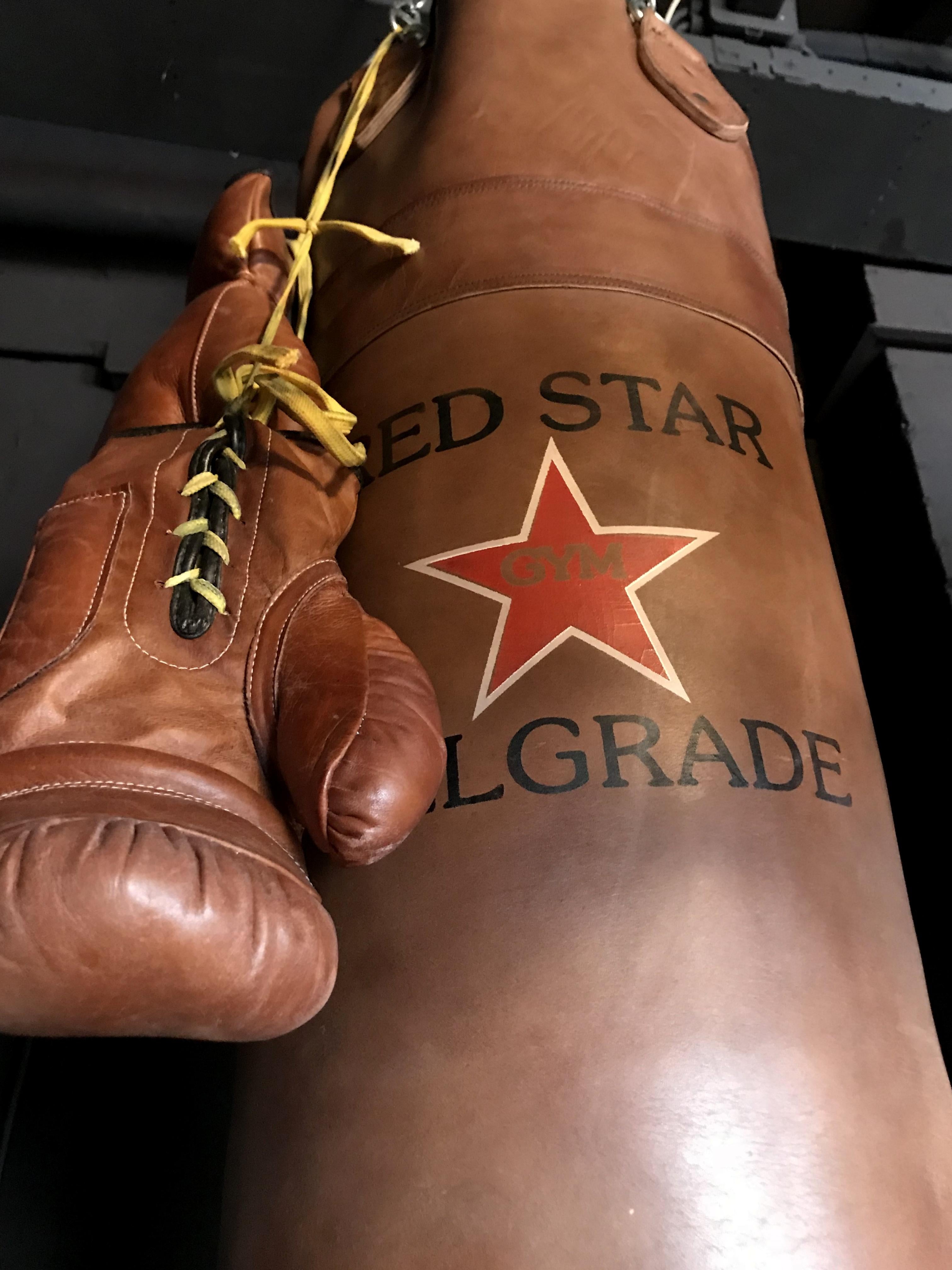 Antike Look „Red Star Belgrade“ Leder- Punching-Tasche (21. Jahrhundert und zeitgenössisch) im Angebot