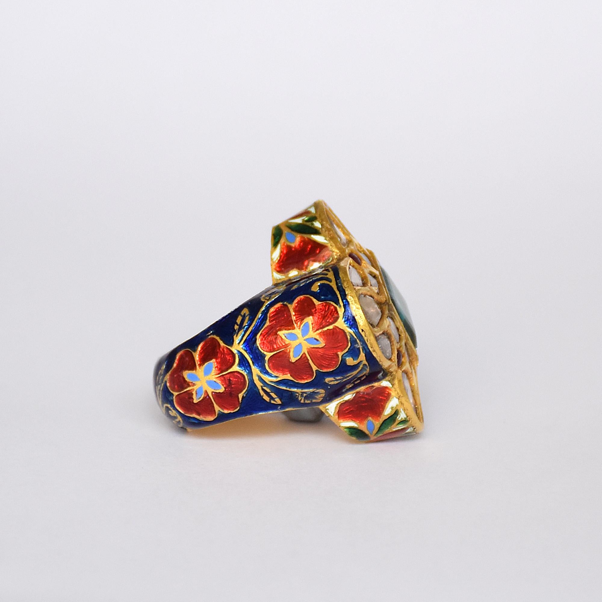 Antique Looking 22K gold indian kundan meena enamel ring studded with diamonds In Excellent Condition For Sale In Bangkok,, TH