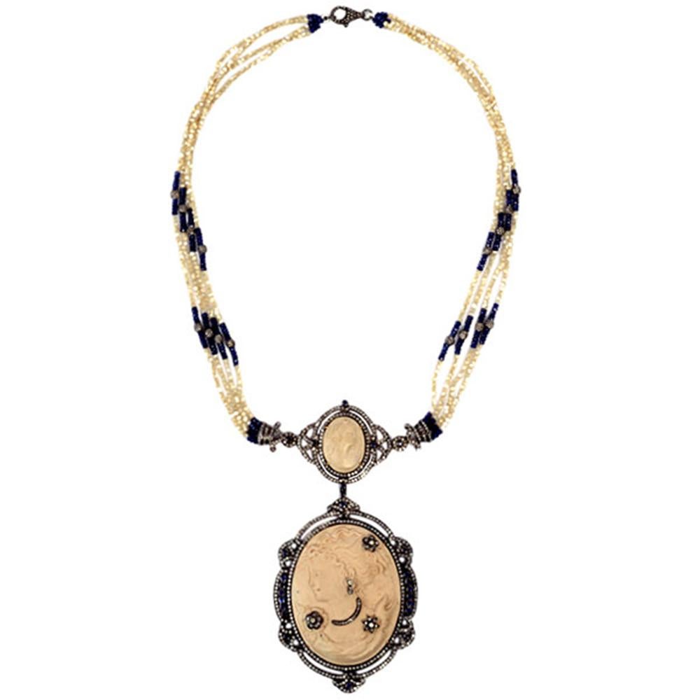 Ce collier camée d'aspect ancien avec des perles en MOP et saphir et des diamants sertis en or et argent 18 carats est ravissant et vous ramène à l'époque victorienne. Nous avons également des boucles d'oreilles assorties.


or 18kt :