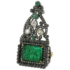 Antik aussehender geschnitzter Smaragdring mit schwarzen und weißen Diamanten