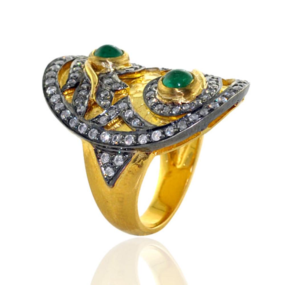 Art Nouveau Anello Cocktail in oro giallo 14k di design dall'aspetto antico con diamanti e smeraldo in vendita