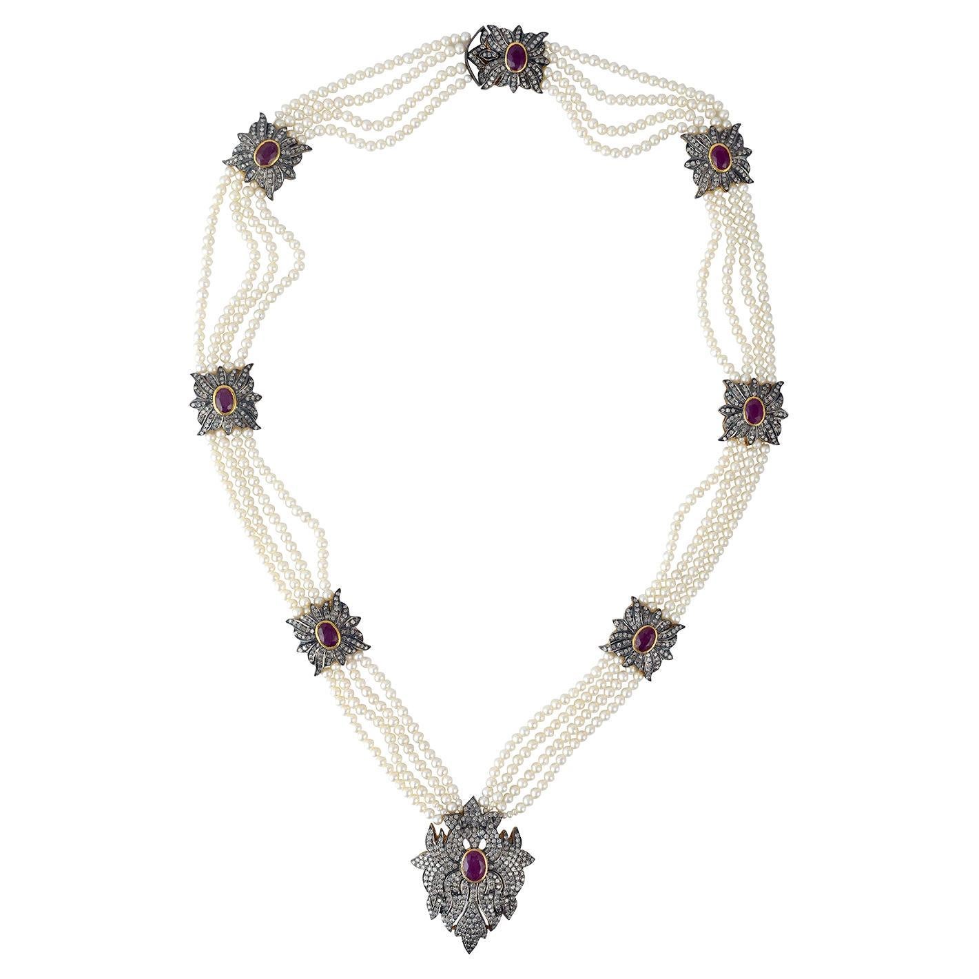 Collier de perles d'aspect ancien avec motif pavé de diamants et de rubis en vente