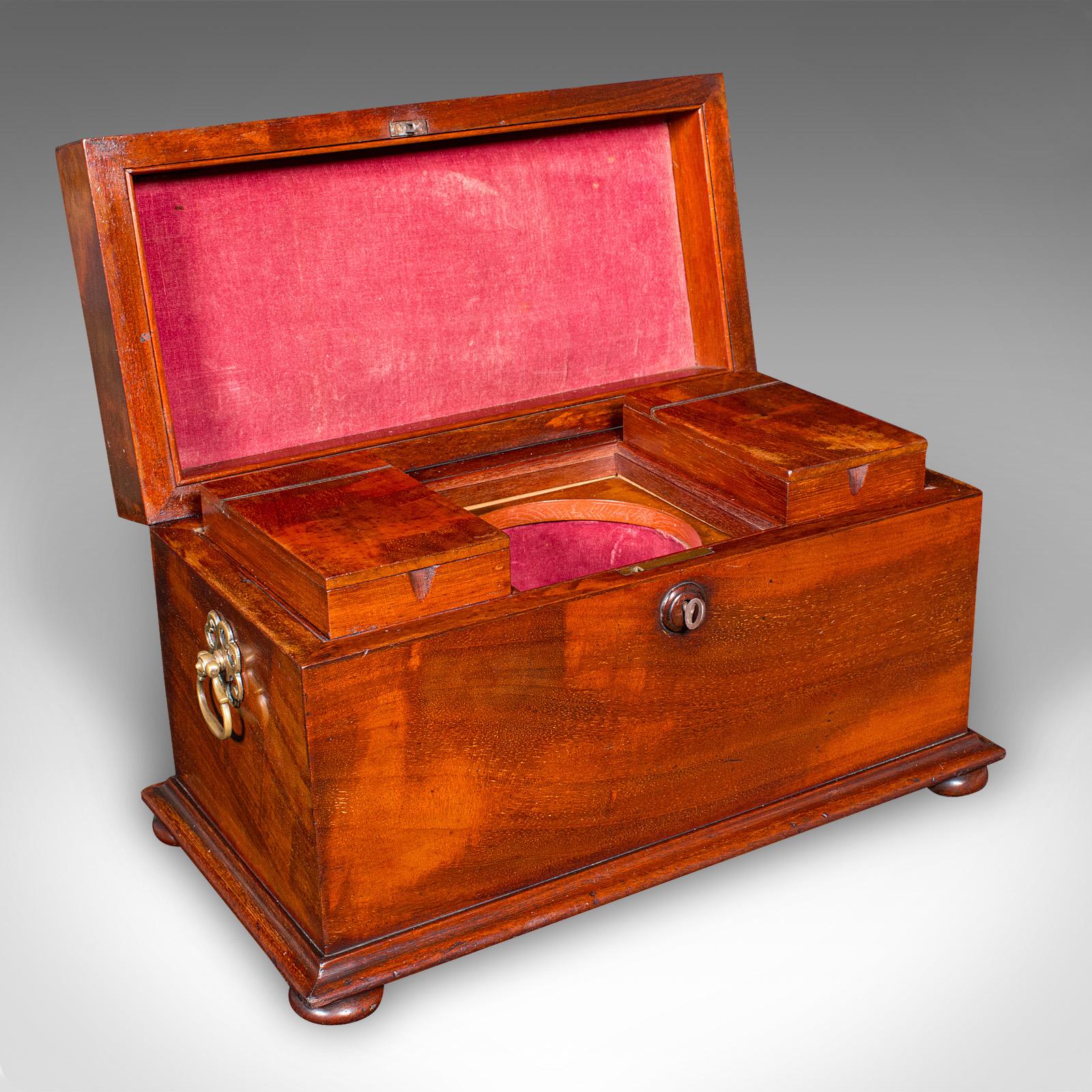 
Se trata de una antigua caja para té suelto. Maletín inglés de caoba y terciopelo con dos compartimentos, de la época de la Regencia, hacia 1820.

Hermosa artesanía de la Regencia con un magnífico atractivo visual
Presenta una deseable pátina