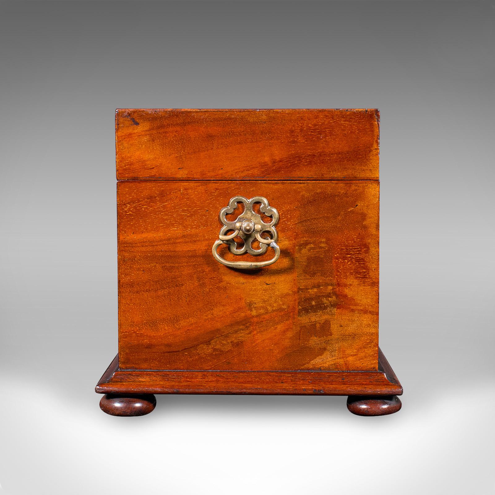 Antiguo estuche para té suelto, inglés, con dos compartimentos, Regencia, 1820 Madera en venta