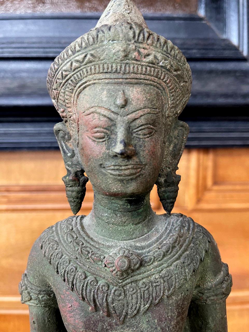 Antike antike Lopburi-Buddha-Statue aus Thailand (Metall) im Angebot