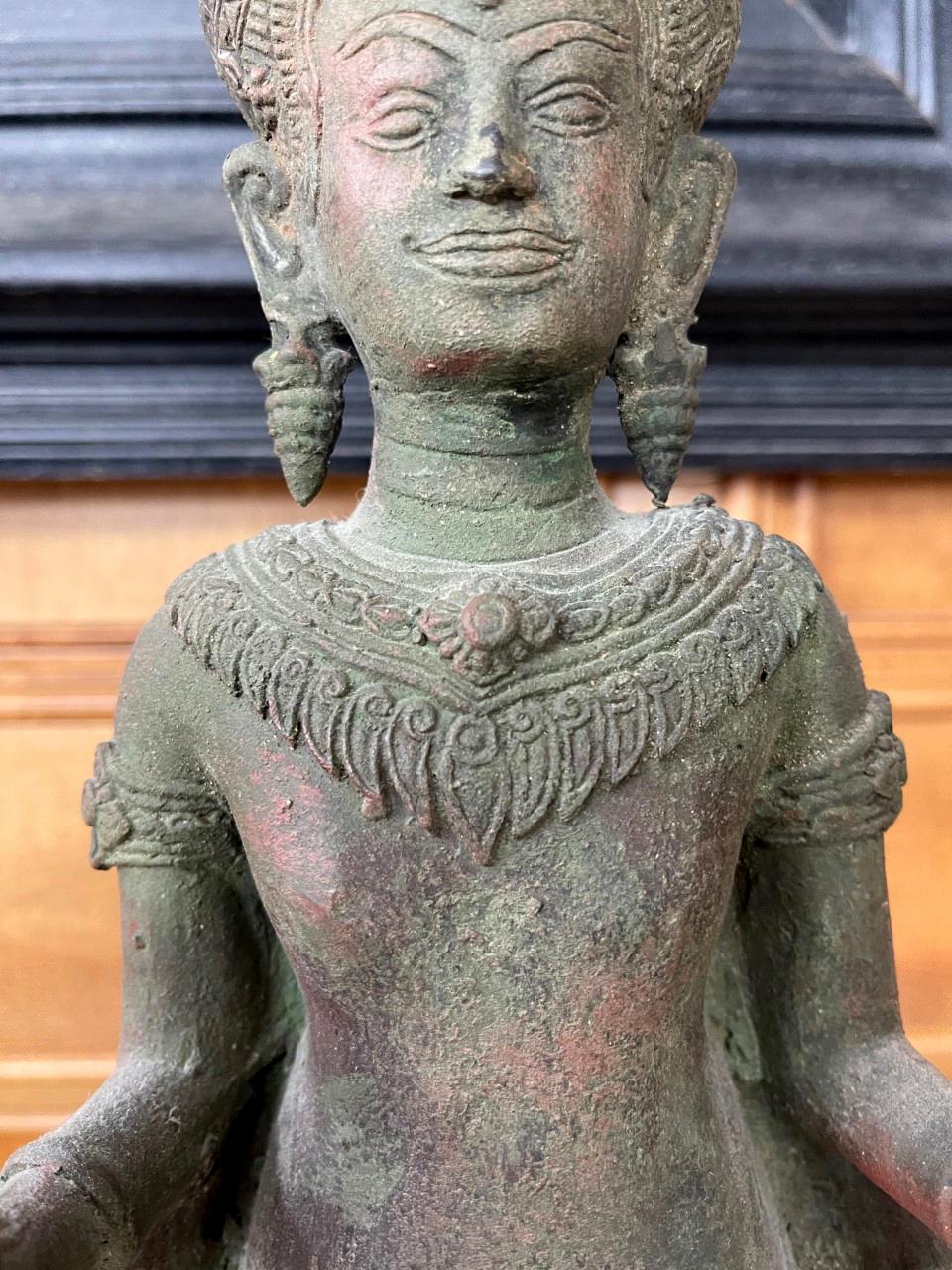 Antike antike Lopburi-Buddha-Statue aus Thailand im Angebot 1