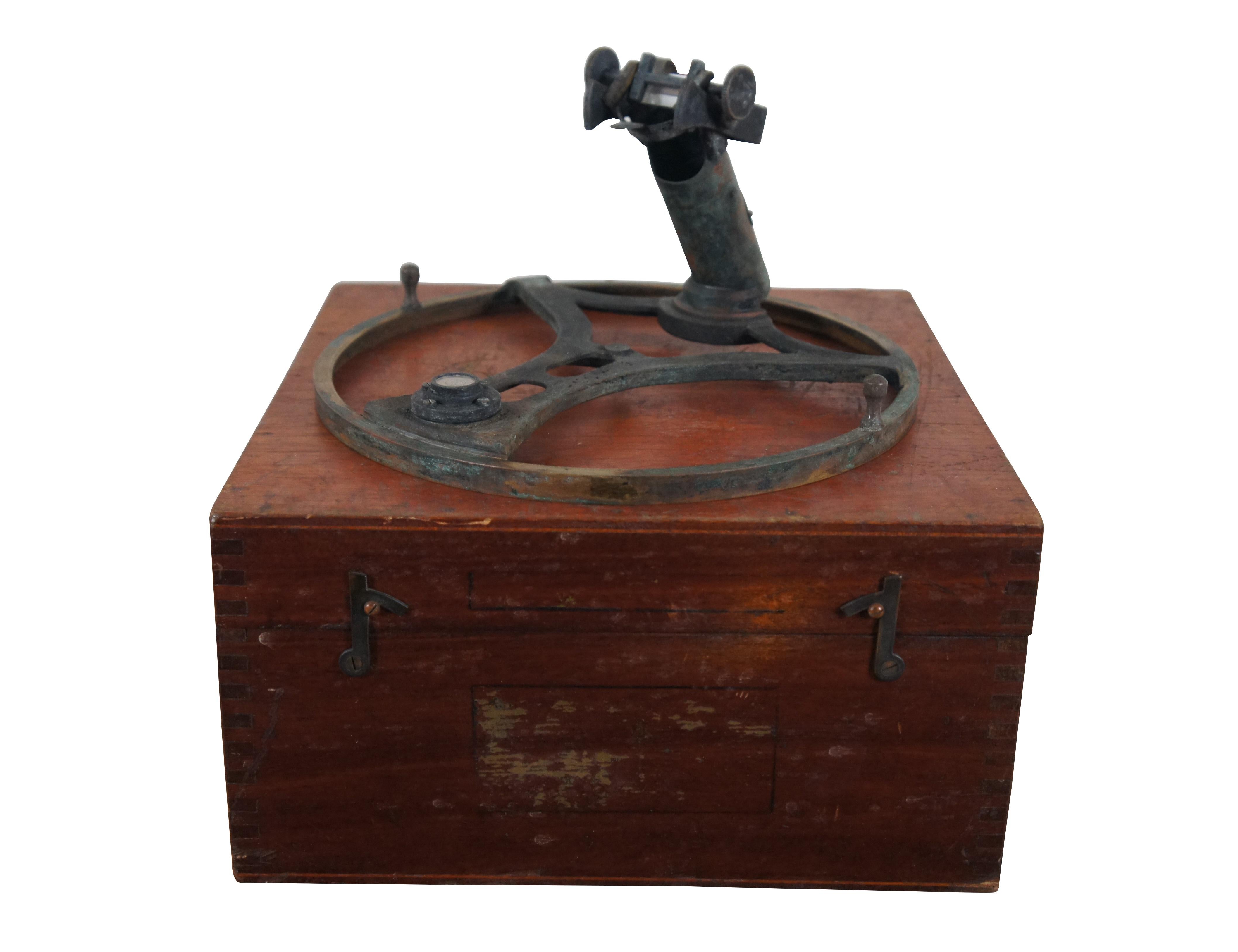 Lord Kelvins Azimutspiegel und schwalbenschwanzförmiger Holzkoffer zur Aufbewahrung. Hergestellt von Kelvin, Bottomly & Baird Ltd. für Marine Instruments Ltd. CIRCA-30er Jahre.  Hergestellt in Großbritannien.

Ein Azimutalkreis ist ein