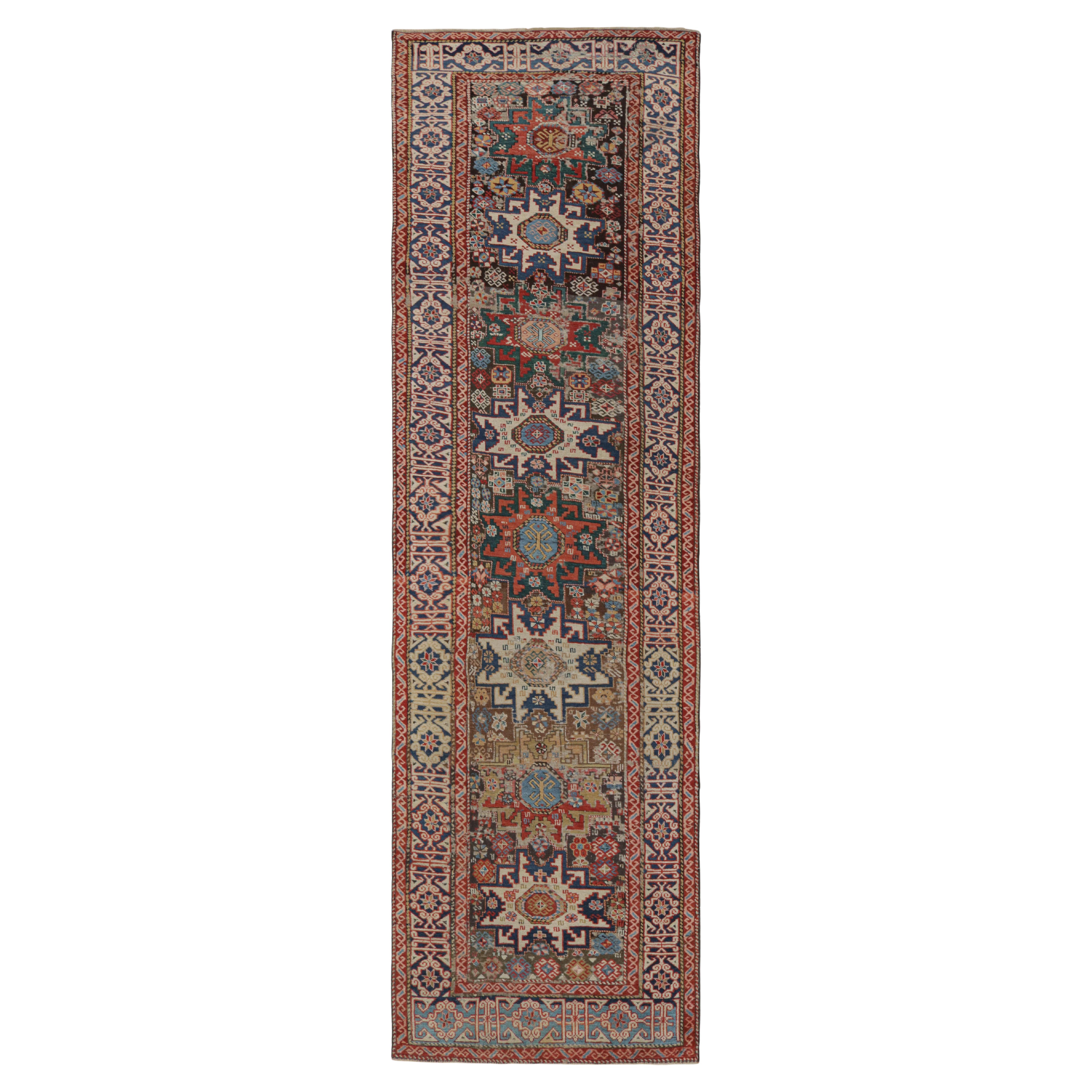 Tapis de couloir Lori géométrique ancien en laine rouge et beige par Rug & Kilim